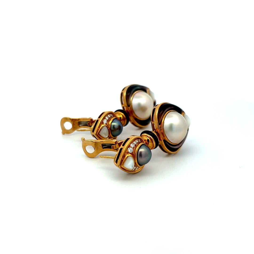 Boucles d'oreilles pendantes en or jaune 18 carats avec perles et diamants et accents en émail noir Marena B en vente 6