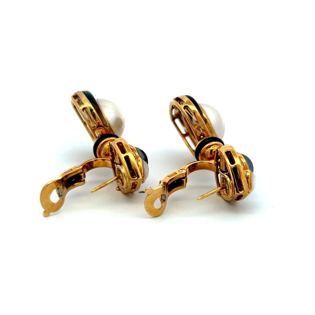 Boucles d'oreilles pendantes en or jaune 18 carats avec perles et diamants et accents en émail noir Marena B en vente 7