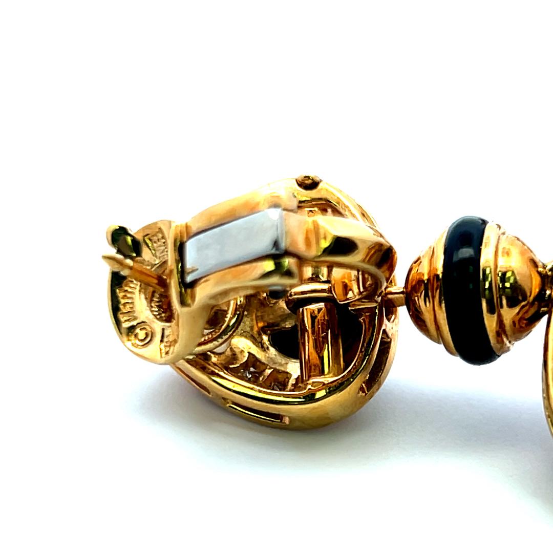 Boucles d'oreilles pendantes en or jaune 18 carats avec perles et diamants et accents en émail noir Marena B en vente 8