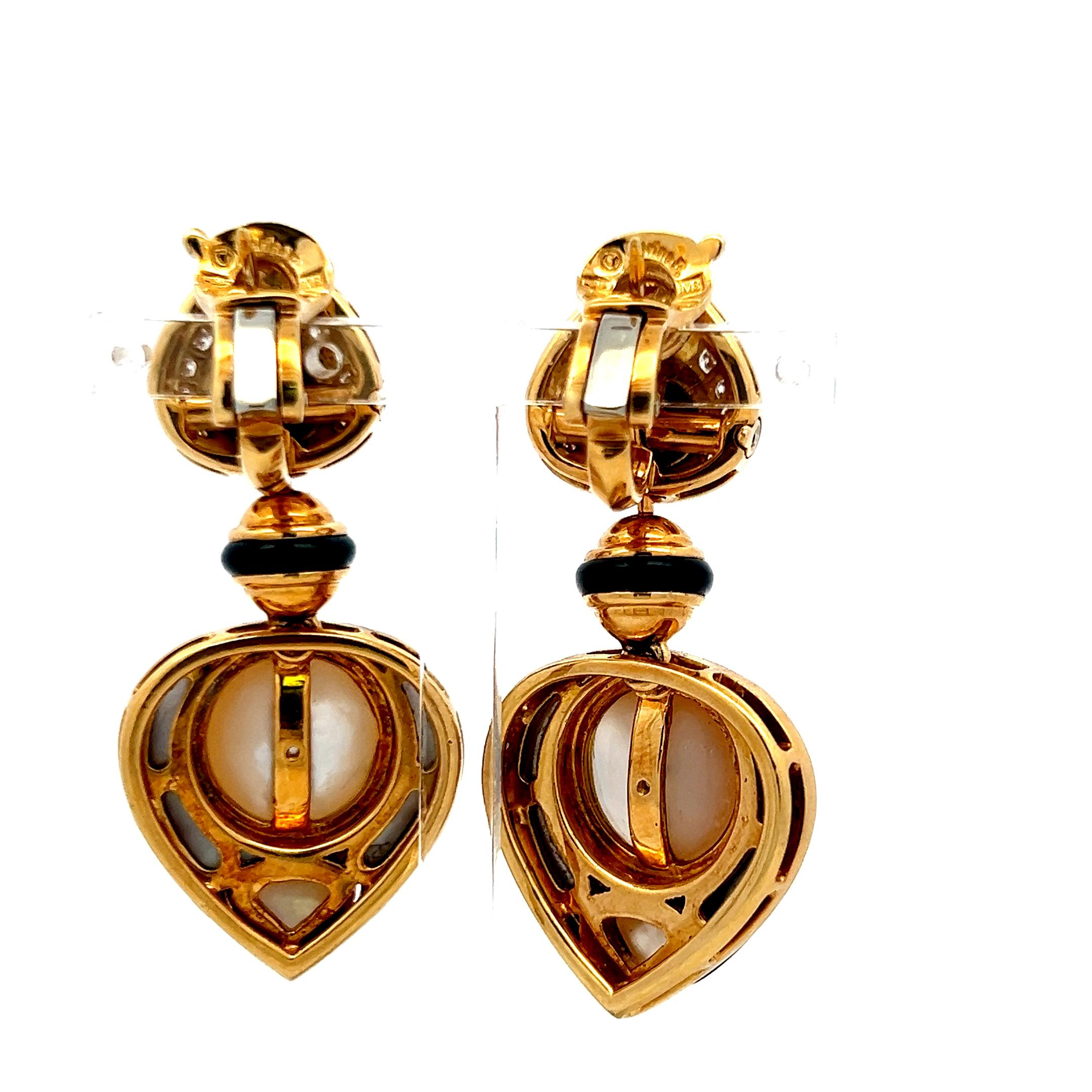 Taille ronde Boucles d'oreilles pendantes en or jaune 18 carats avec perles et diamants et accents en émail noir Marena B en vente