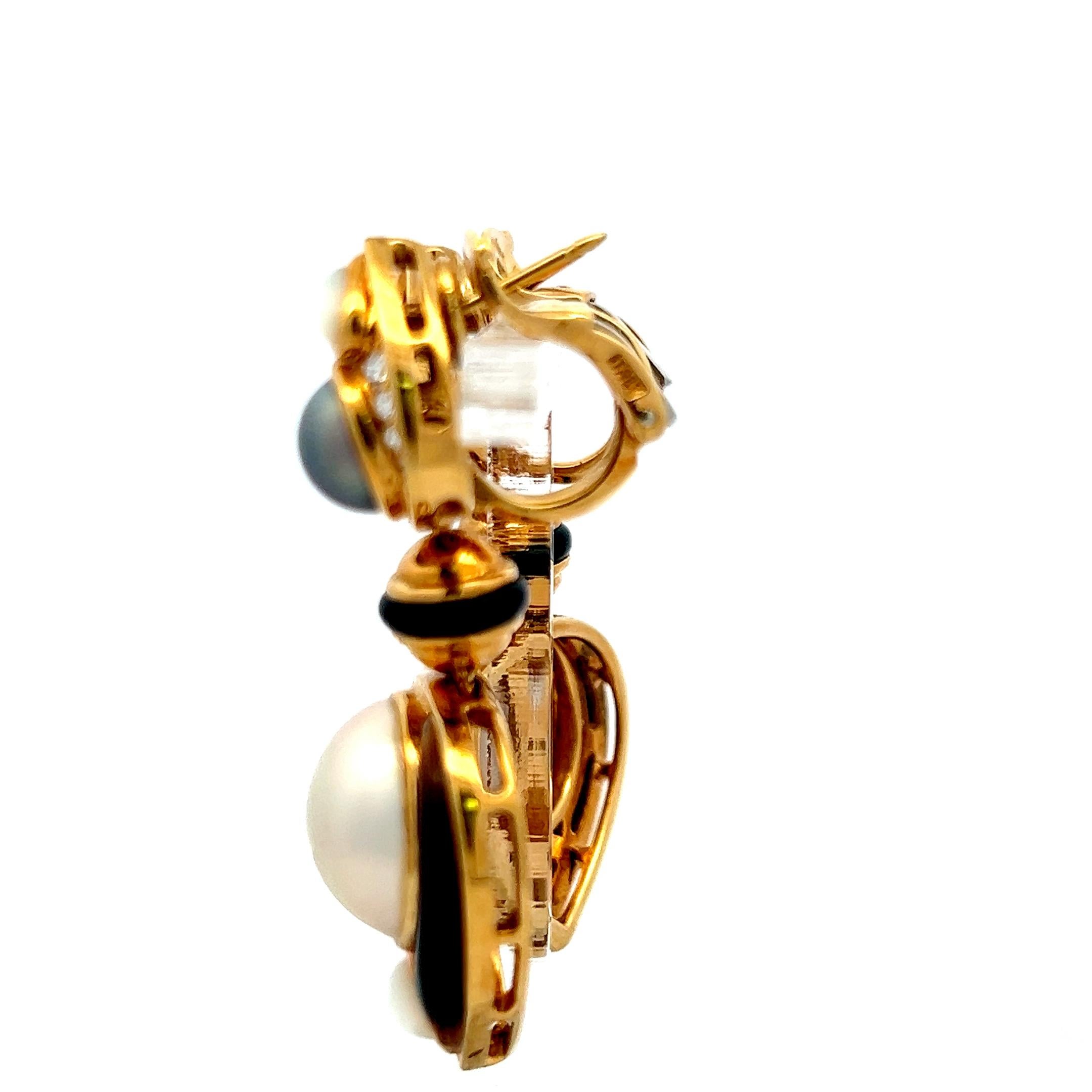Boucles d'oreilles pendantes en or jaune 18 carats avec perles et diamants et accents en émail noir Marena B Bon état - En vente à New York, NY