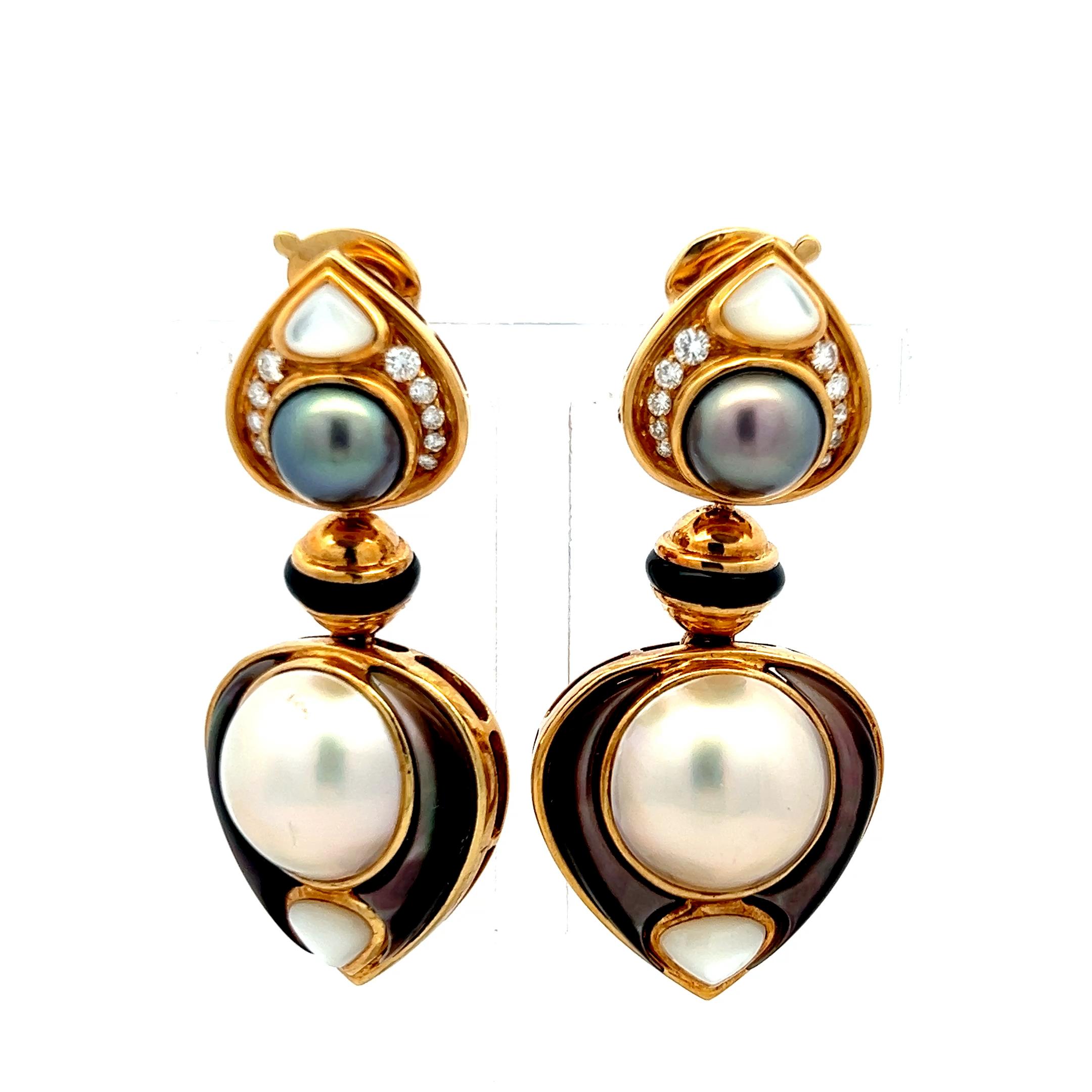 Boucles d'oreilles pendantes en or jaune 18 carats avec perles et diamants et accents en émail noir Marena B Pour femmes en vente