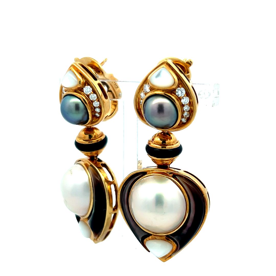Boucles d'oreilles pendantes en or jaune 18 carats avec perles et diamants et accents en émail noir Marena B en vente 1