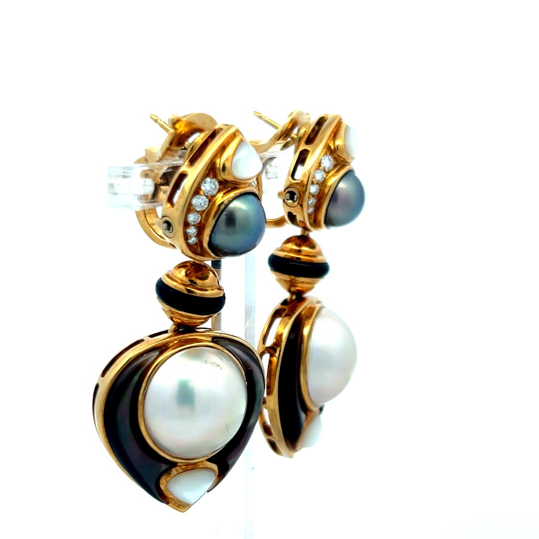Boucles d'oreilles pendantes en or jaune 18 carats avec perles et diamants et accents en émail noir Marena B en vente 2