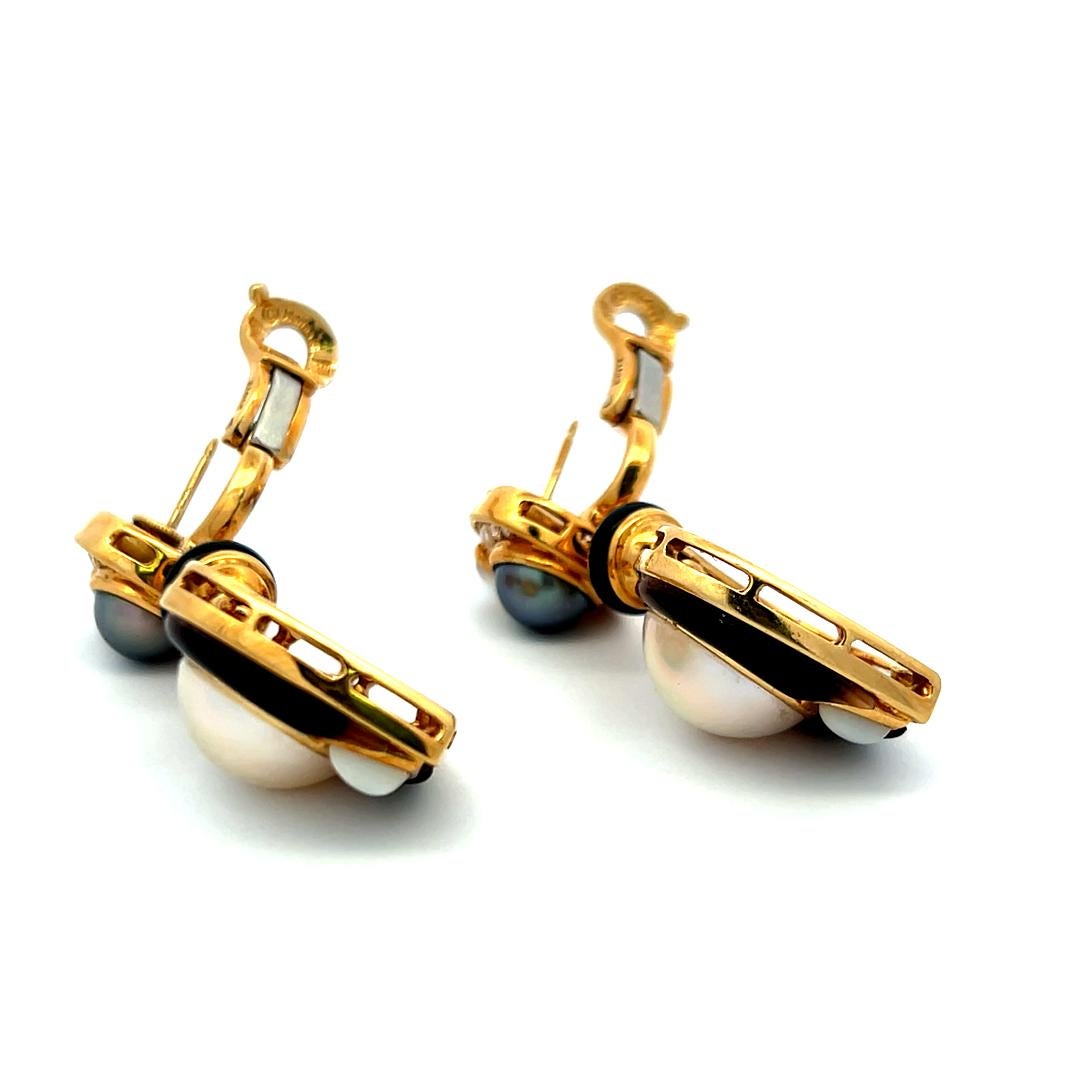 Boucles d'oreilles pendantes en or jaune 18 carats avec perles et diamants et accents en émail noir Marena B en vente 3