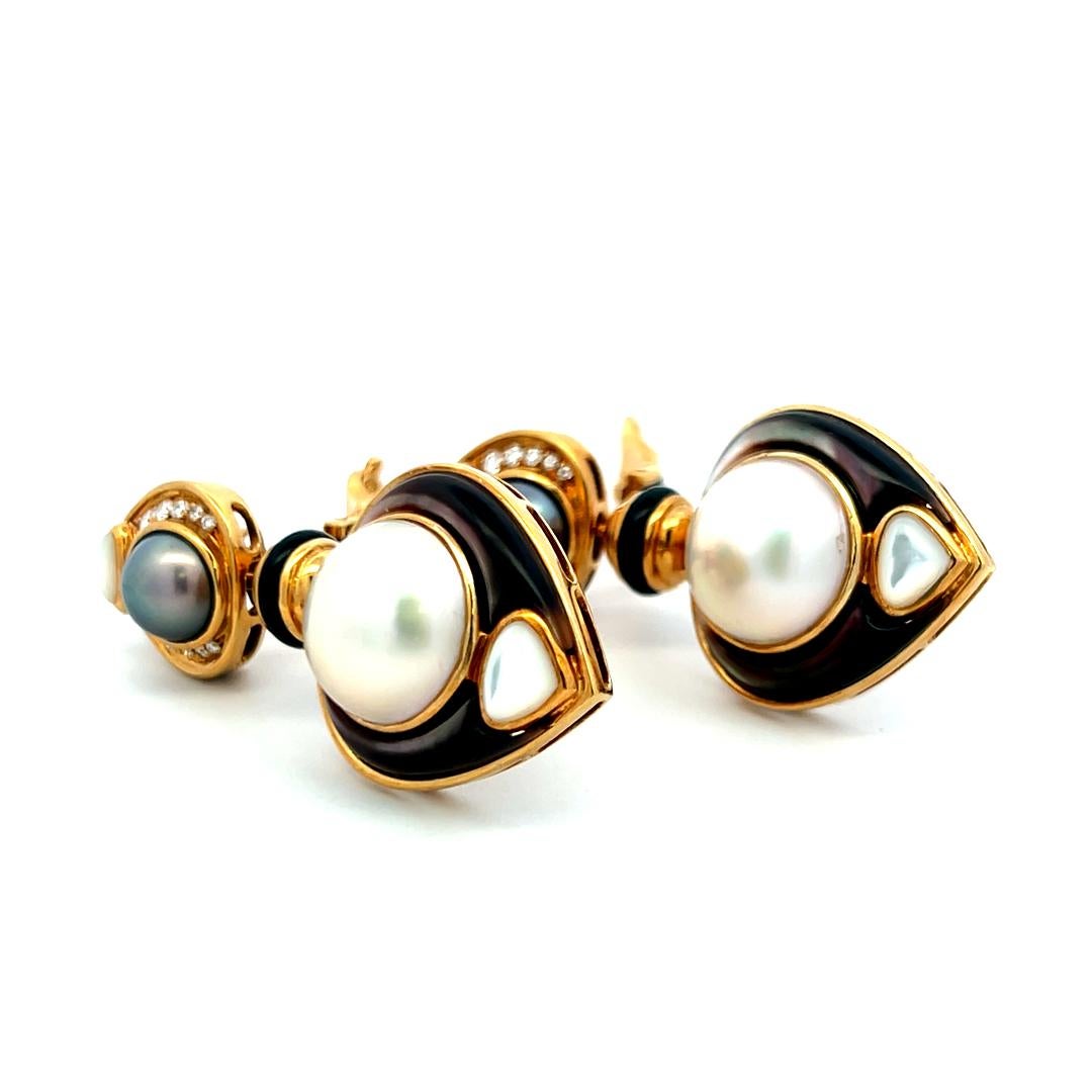 Boucles d'oreilles pendantes en or jaune 18 carats avec perles et diamants et accents en émail noir Marena B en vente 4