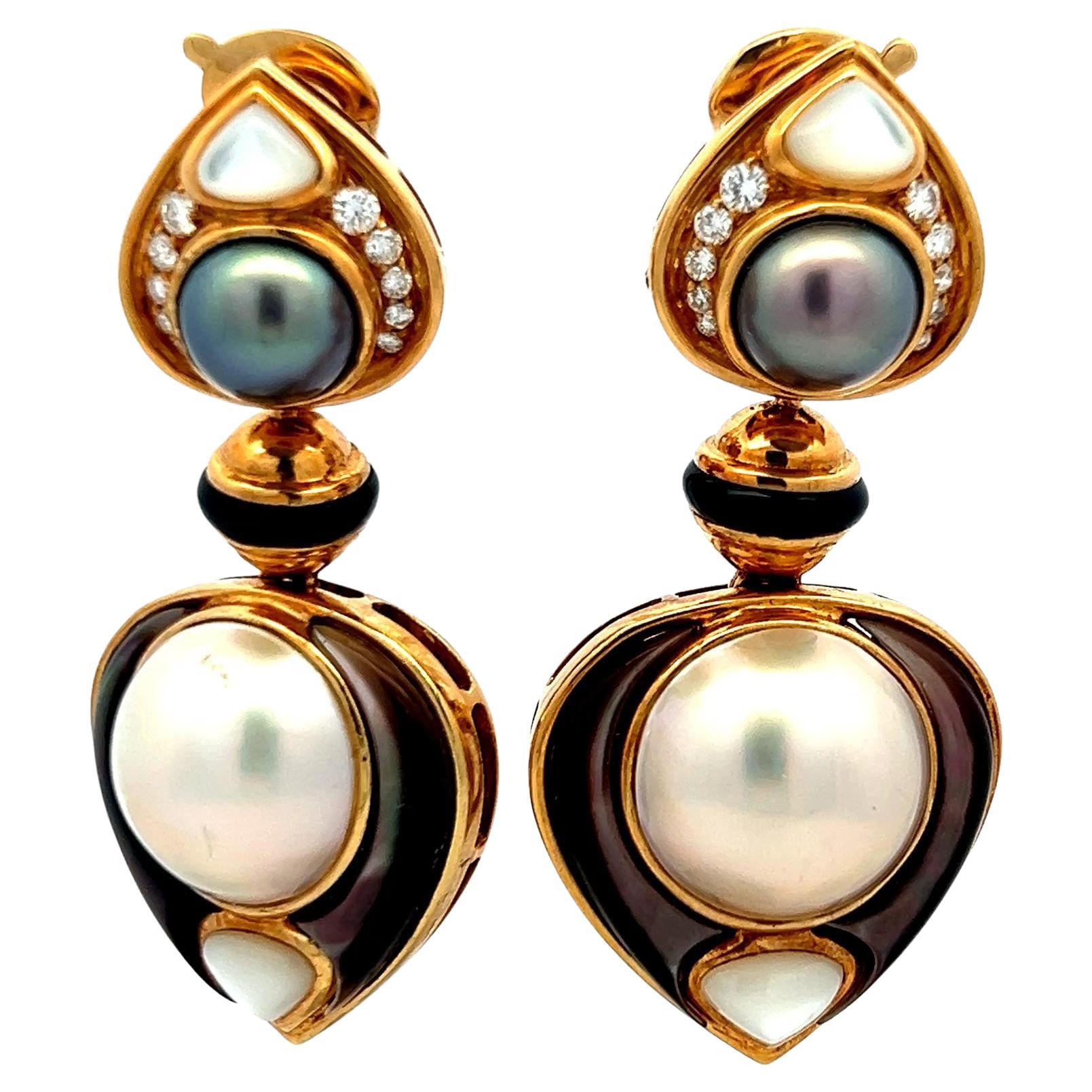 Orecchini Marena B con perle e diamanti in oro giallo 18 carati e smalto nero.