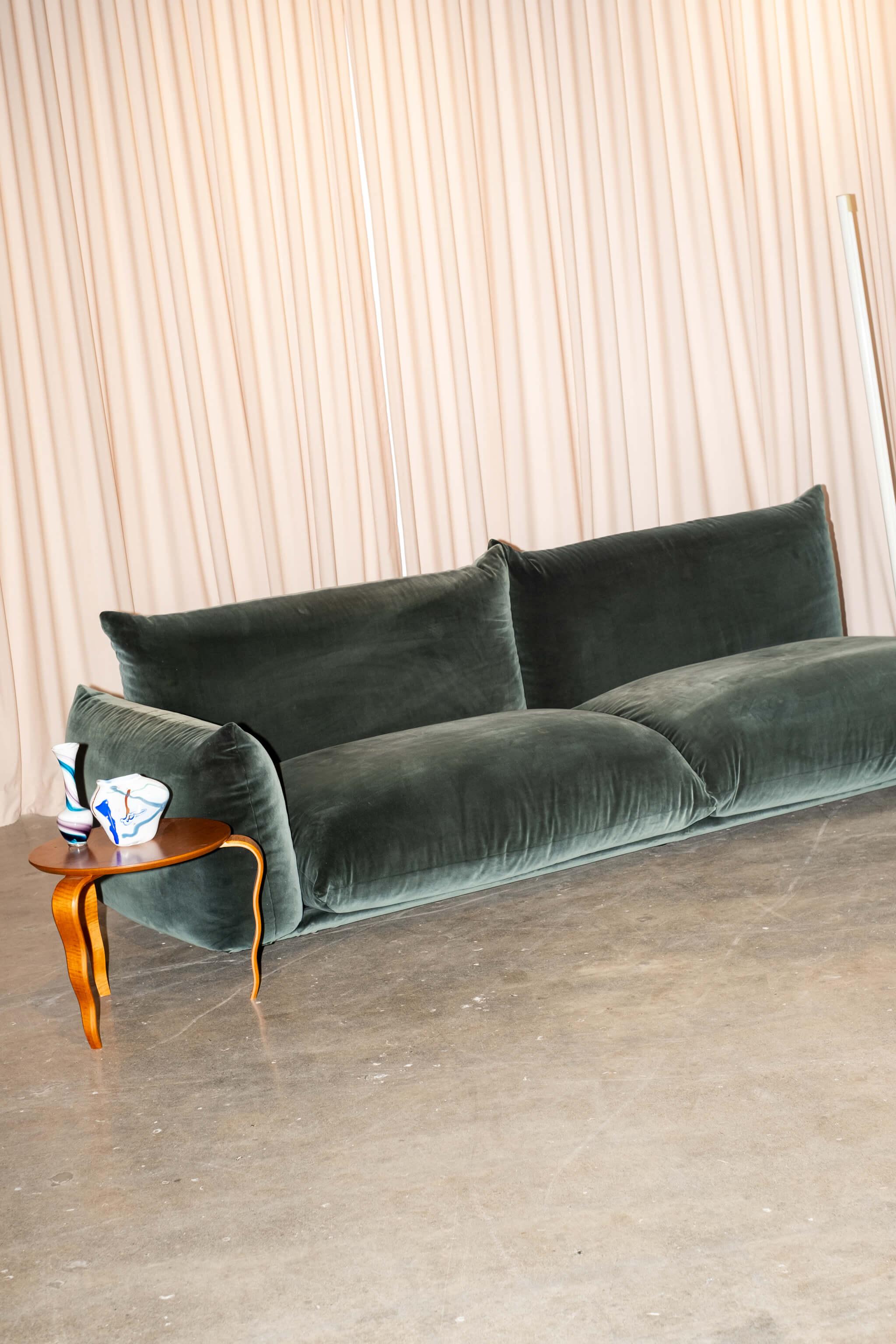 Conçu à l'origine par Mario Marenco en 1970, le canapé homonyme est devenu culte. Le design arrondi unique et la grande modularité font encore du canapé Marenco un must du mobilier contemporain.

L'échelle du Marenco n'est pas timide. (Bien que nous