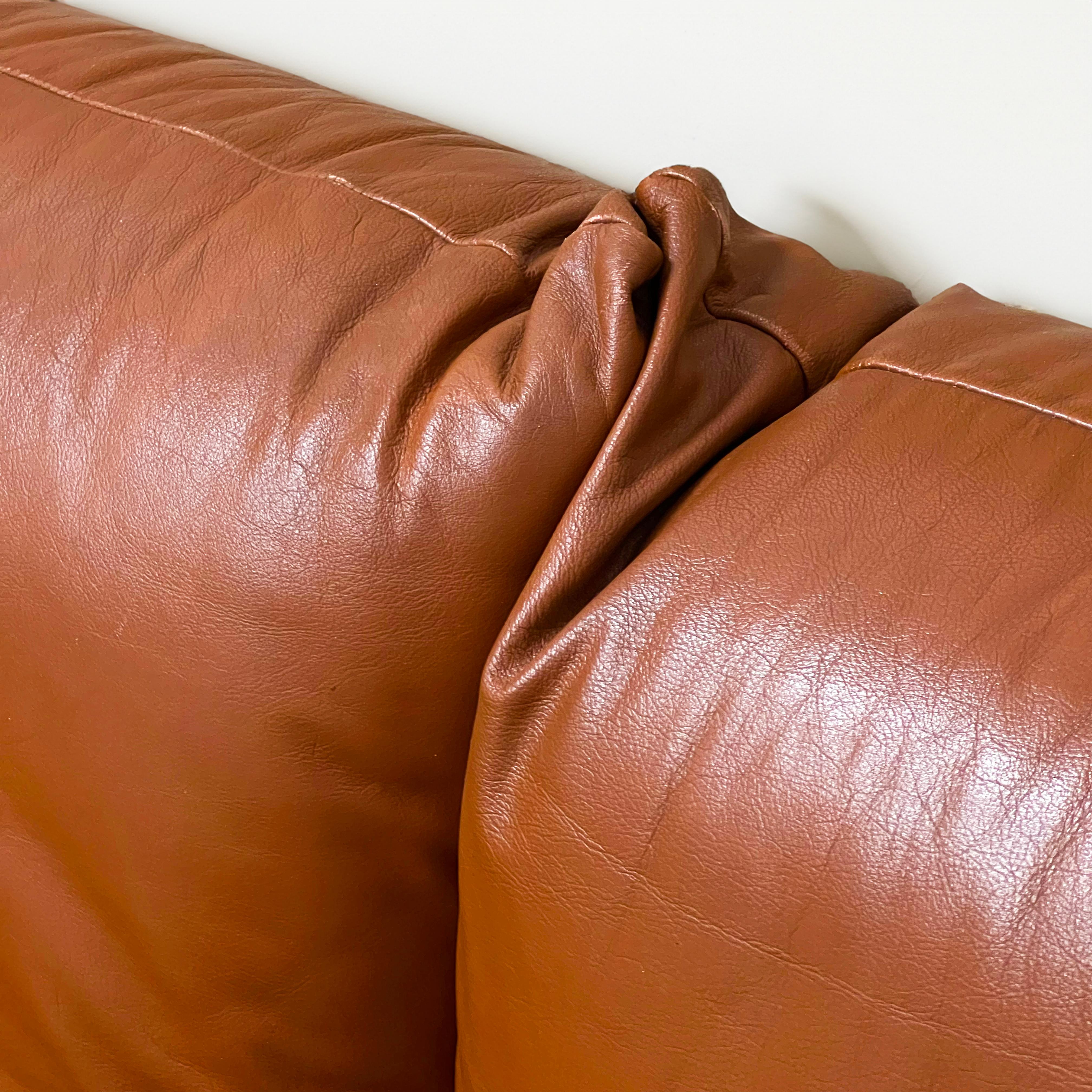 “Marenco” cognac leather sofa designed by Mario Marenco for Arflex, Italy 1970s In Good Condition For Sale In Milano, IT