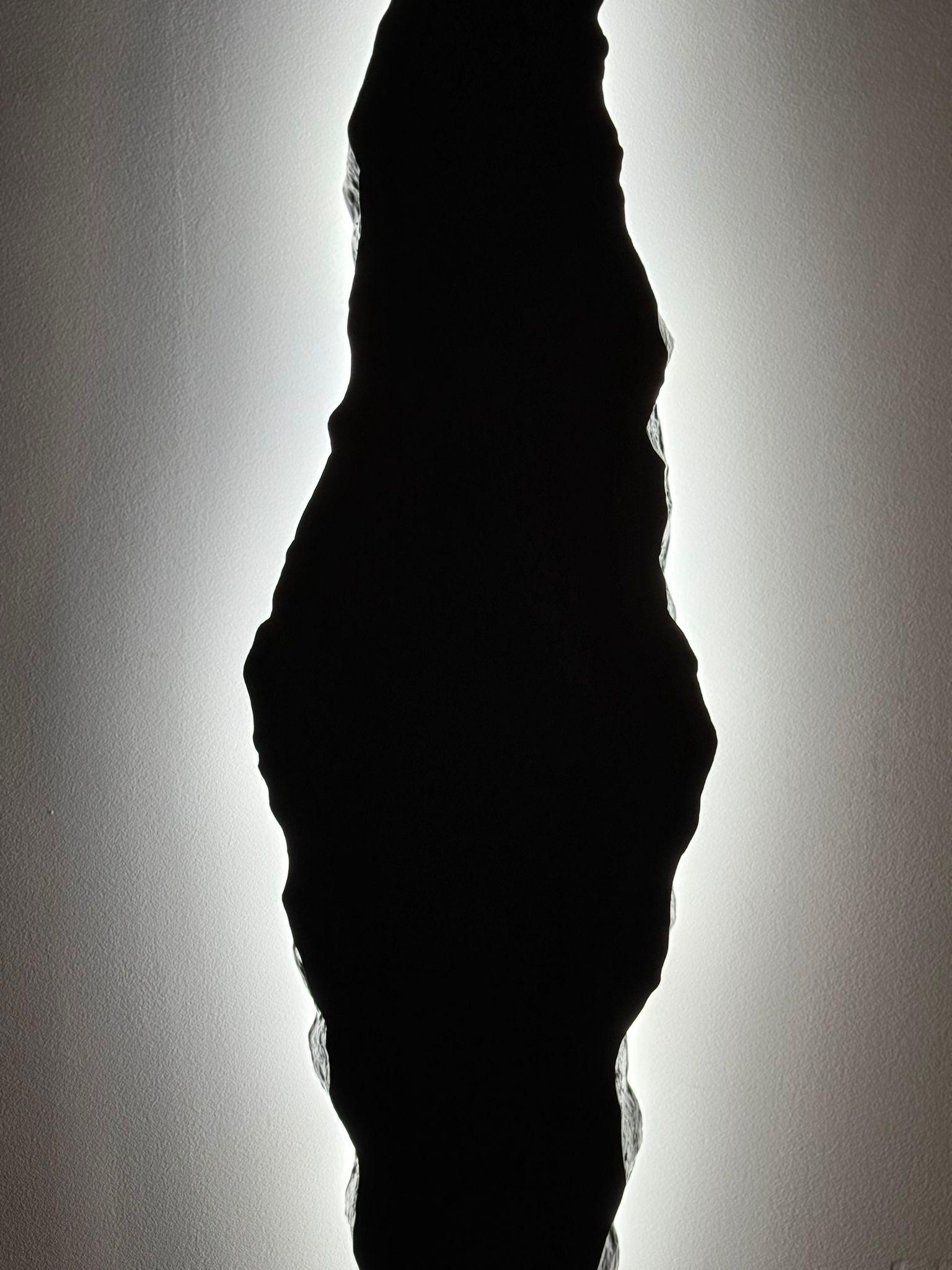 Sculpture murale noire abstraite résine LED Contemporay Mareo Rodriguez en vente 1