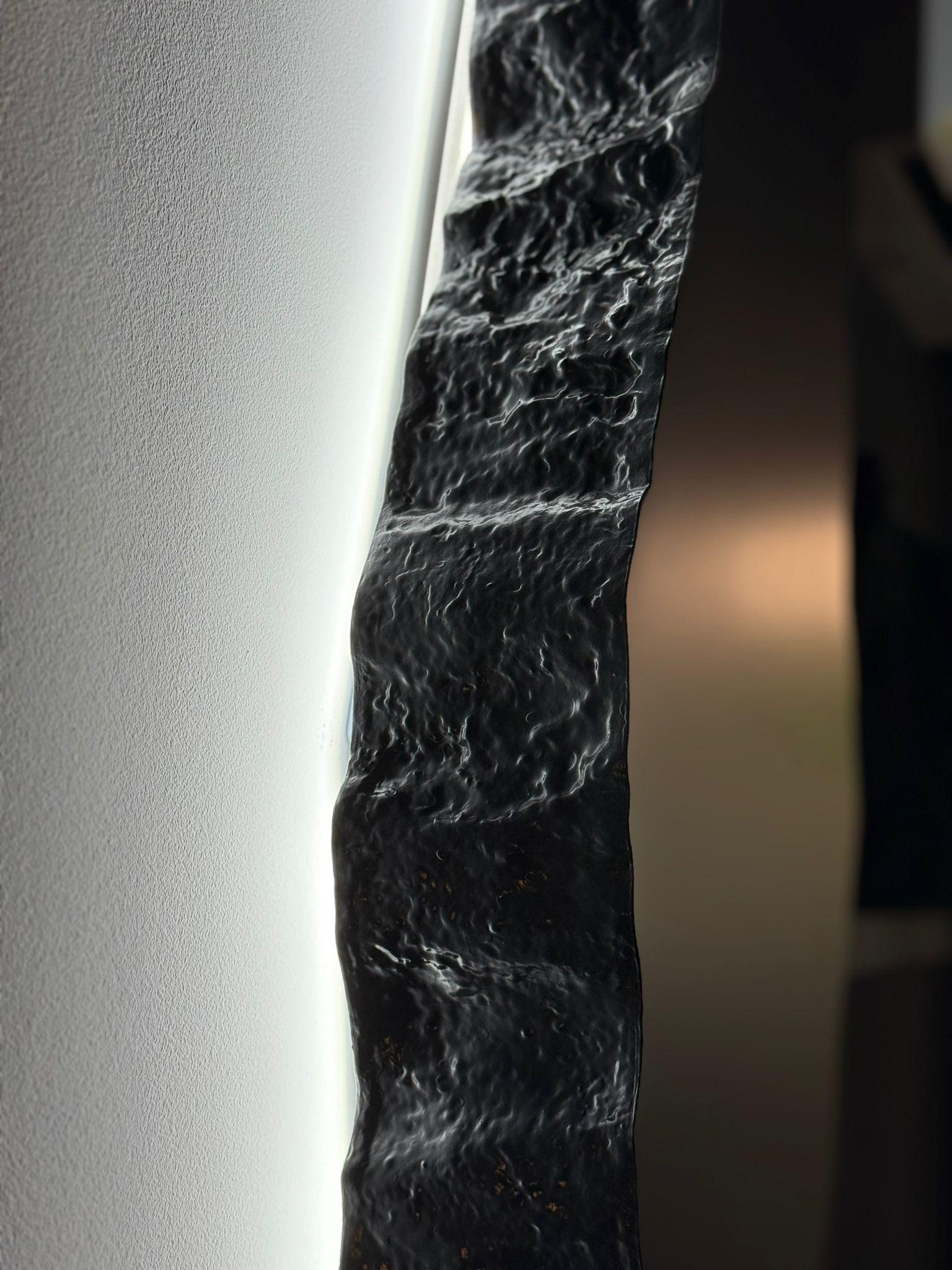 Sculpture murale noire abstraite résine LED Contemporay Mareo Rodriguez en vente 2