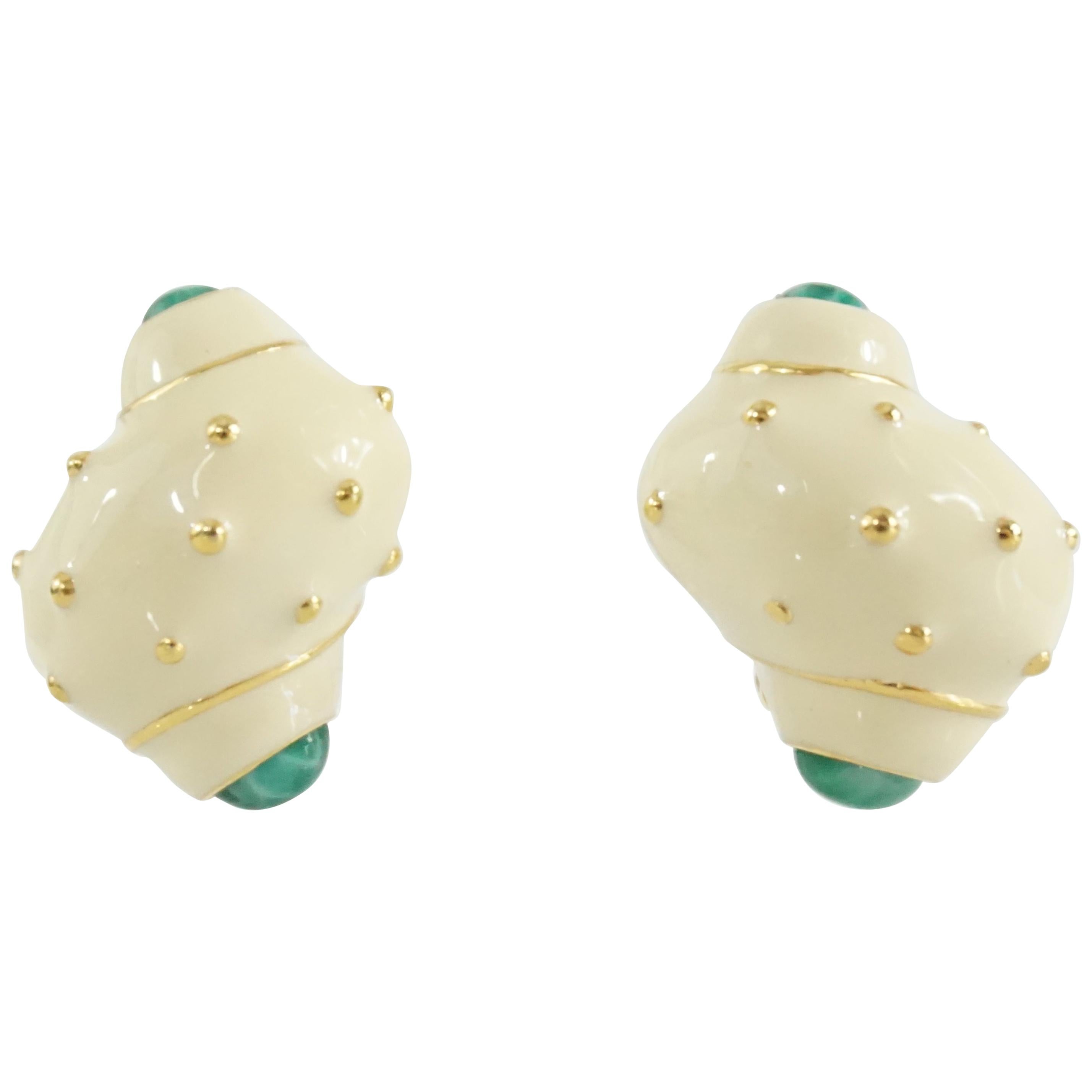 Clips d'oreilles en forme de coquillage Maresca crème avec pierres vertes et détails en or en vente
