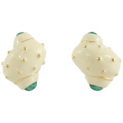 Clips d'oreilles en forme de coquillage Maresca crème avec pierres vertes et détails en or