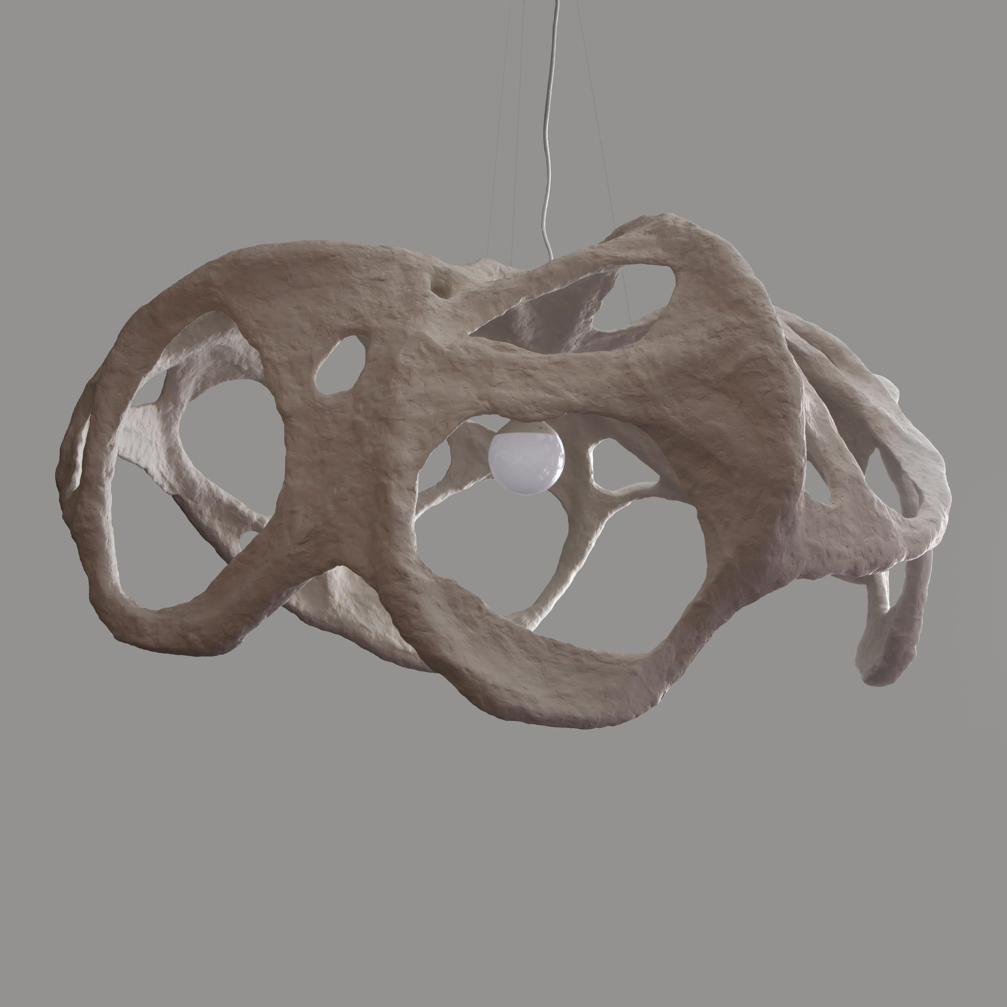 Lampada a sospensione Marevo di Yalanzhi Objects
Dimensioni: P 115 x L 115 x H 55 cm. 
Materiali: Cellulosa. 

La cellulosa è un materiale riciclato che un tempo era una foresta. Una finitura di alta qualità e di lunga durata. Rivestimento altamente