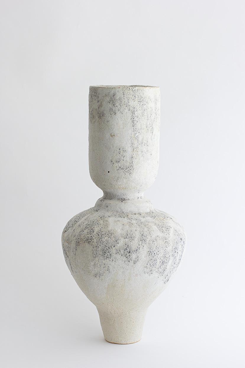 Recipiente Marga IV de Canoa Lab
En exclusiva para la Galería Philia
Dimensiones: Ø 21,5 x A 44 cm.
Materiales: Cerámica.

Todas nuestras piezas están hechas a mano en nuestro propio taller situado en Valencia. Póngase en contacto con nosotros.

Con