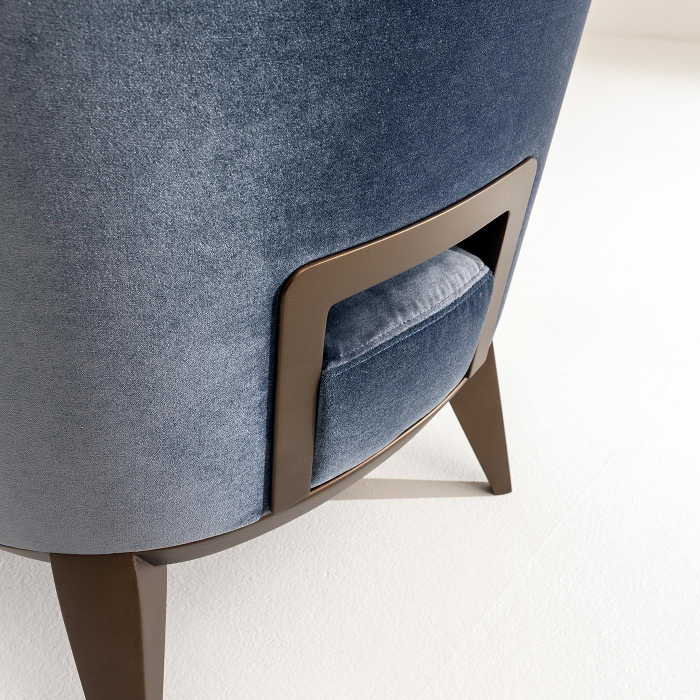 Featuring a distinctive handle carved in the back, the Margaret Armchair by Cesare Arosio has a natural wood structure, which may be lacquered and is padded and upholstered in leather, fabric or velvet. Extremely comfortable, the integrated handle