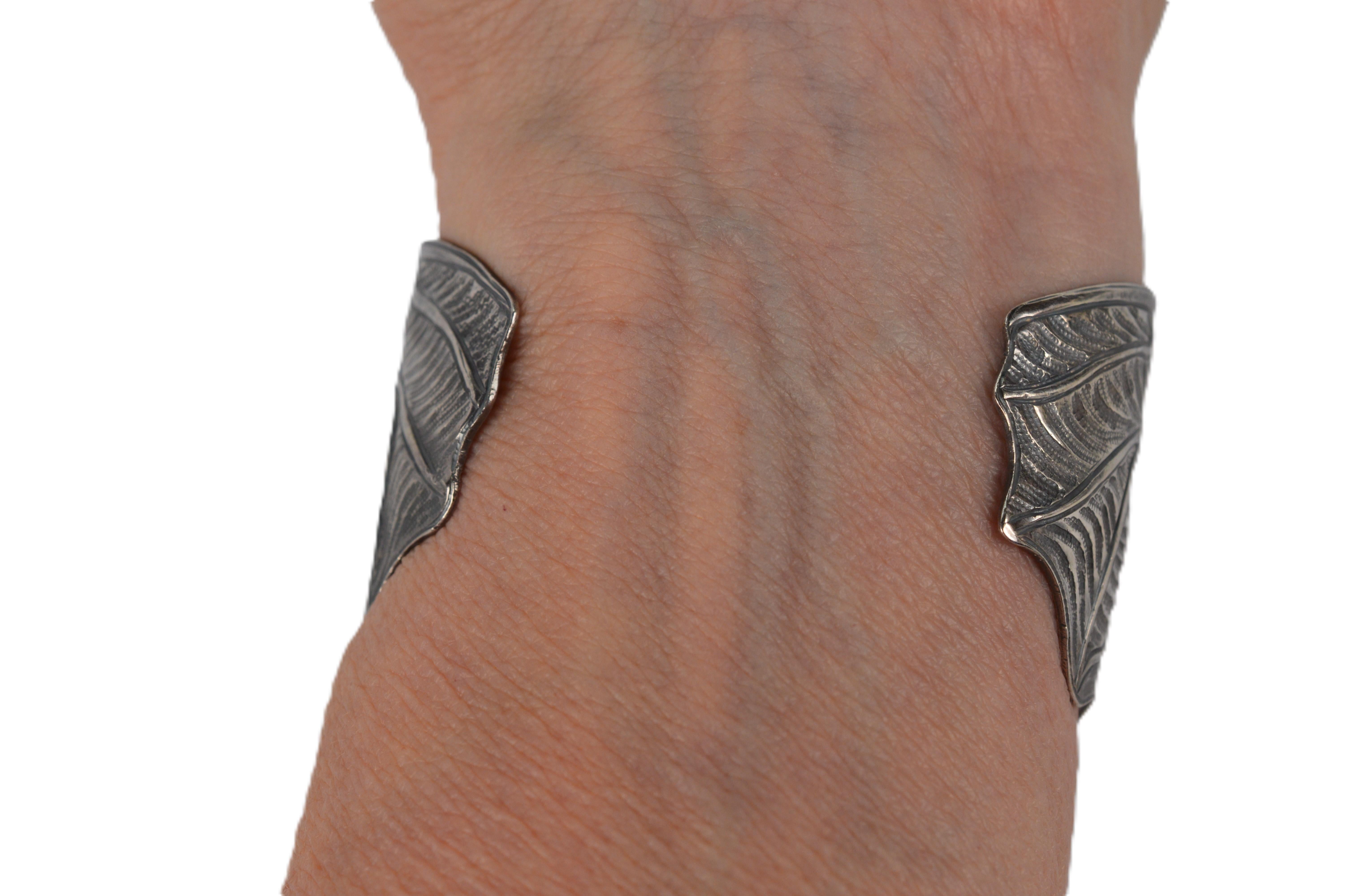 Margaret Barnaby Brazalete de plata de ley y oro de 18 quilates Arte floral en venta 5