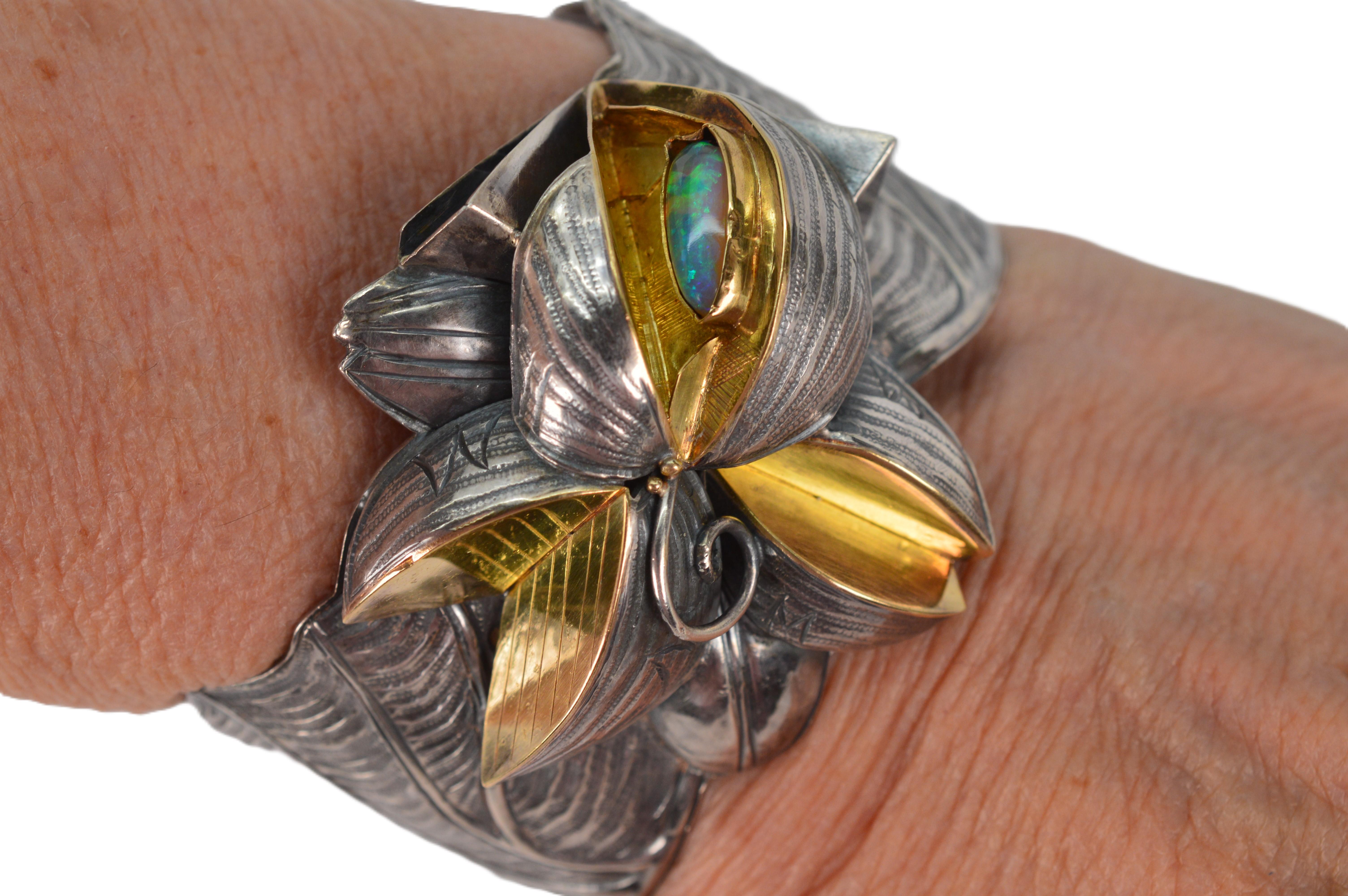 Margaret Barnaby Brazalete de plata de ley y oro de 18 quilates Arte floral en venta 6