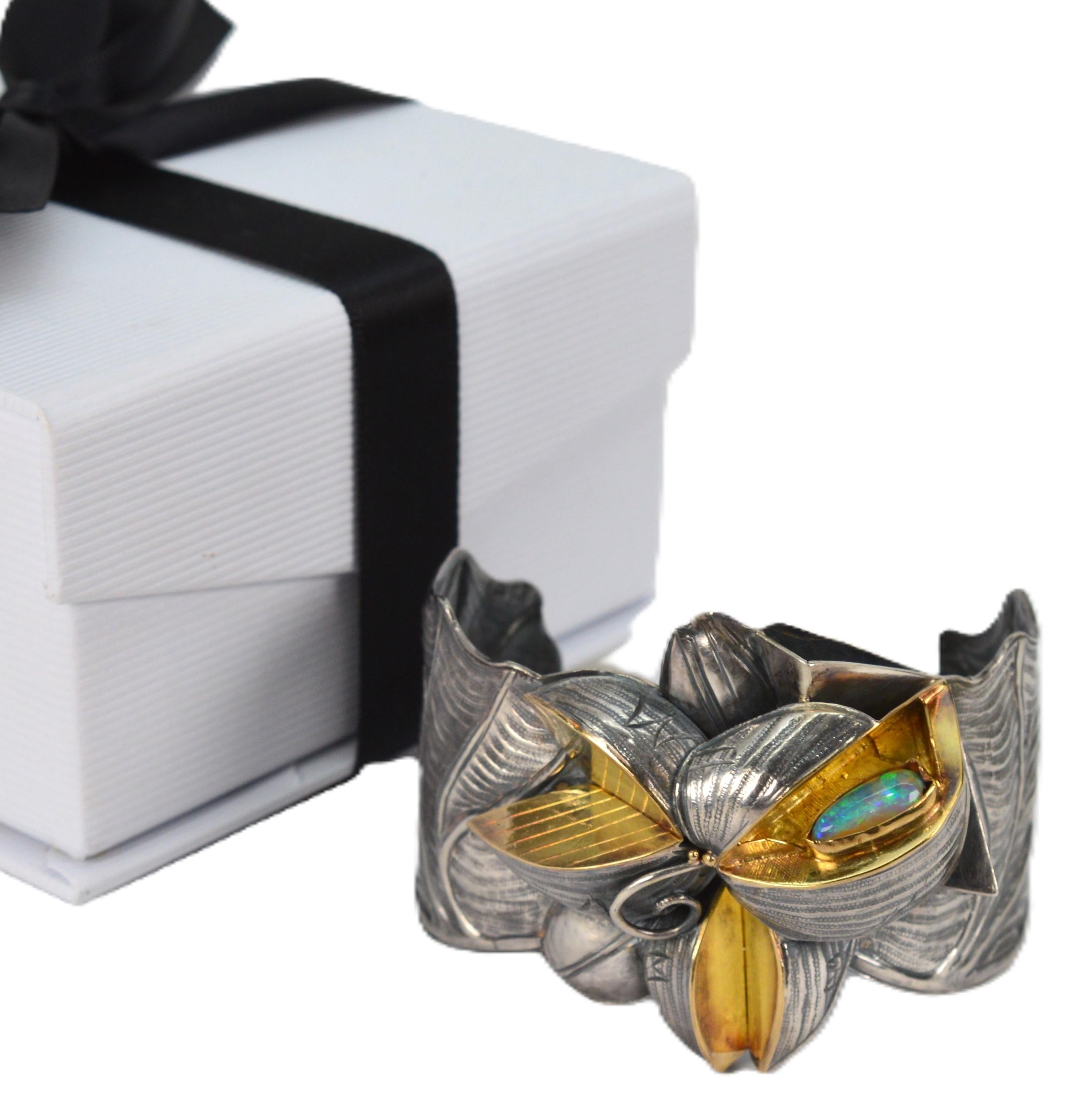 Margaret Barnaby Brazalete de plata de ley y oro de 18 quilates Arte floral en venta 7