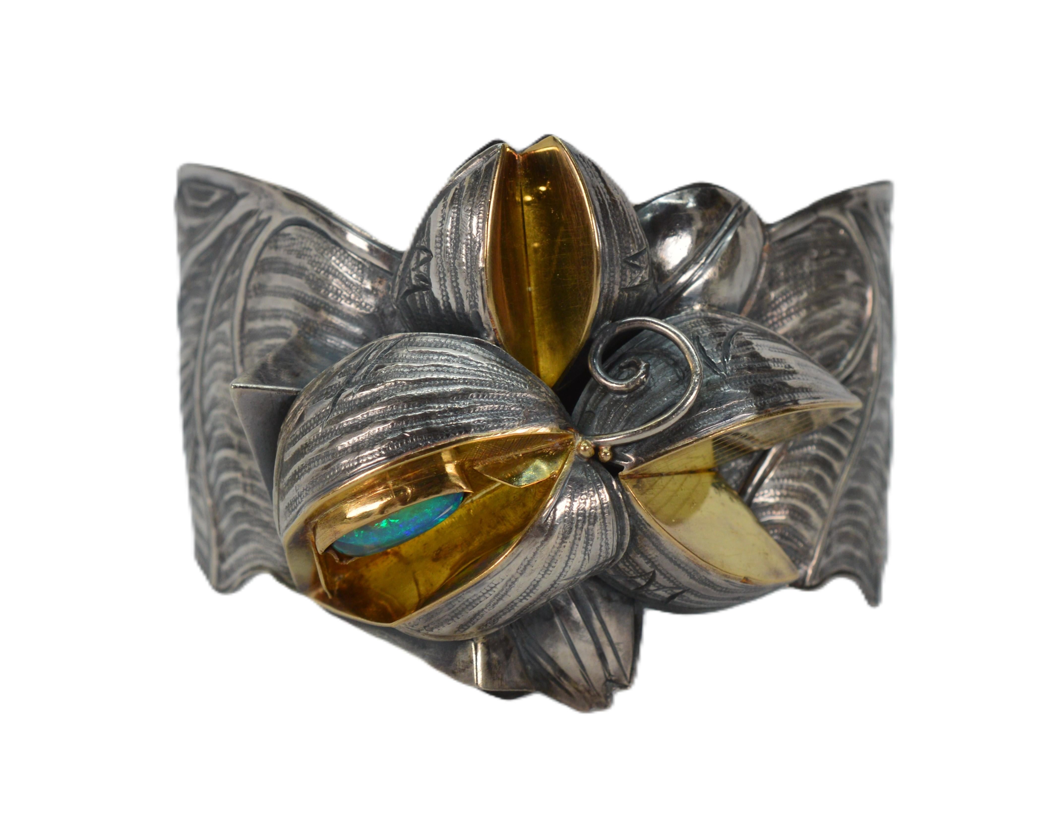 Espectacular brazalete esculpido y raramente visto, de plata de ley, hecho a mano por la artista estadounidense Margaret Barnaby, licenciada por la Escuela de Diseño de Rhode Island. Alrededor de 1970, Margaret es conocida como una Maestra por sus