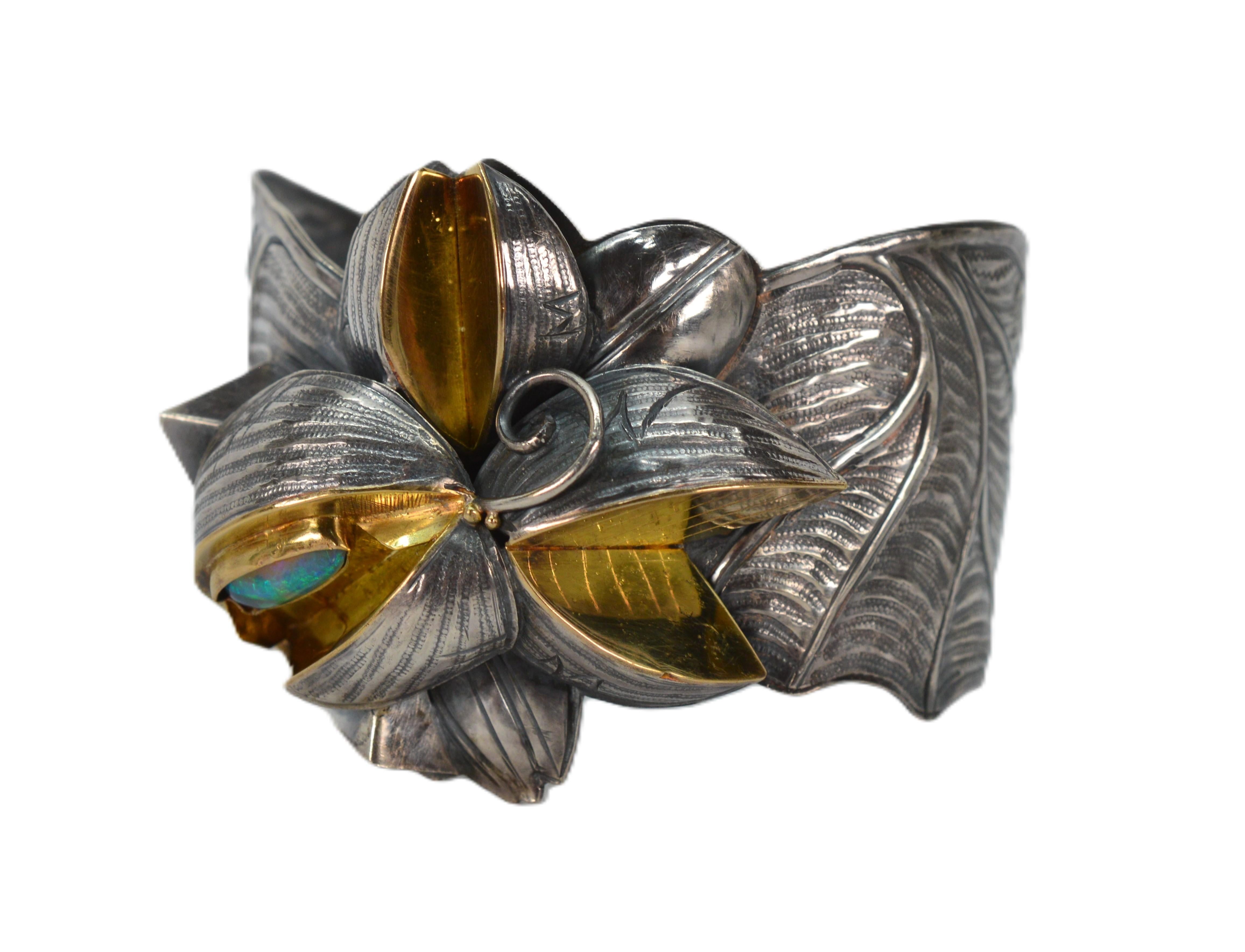 Margaret Barnaby Brazalete de plata de ley y oro de 18 quilates Arte floral Cabujón en venta