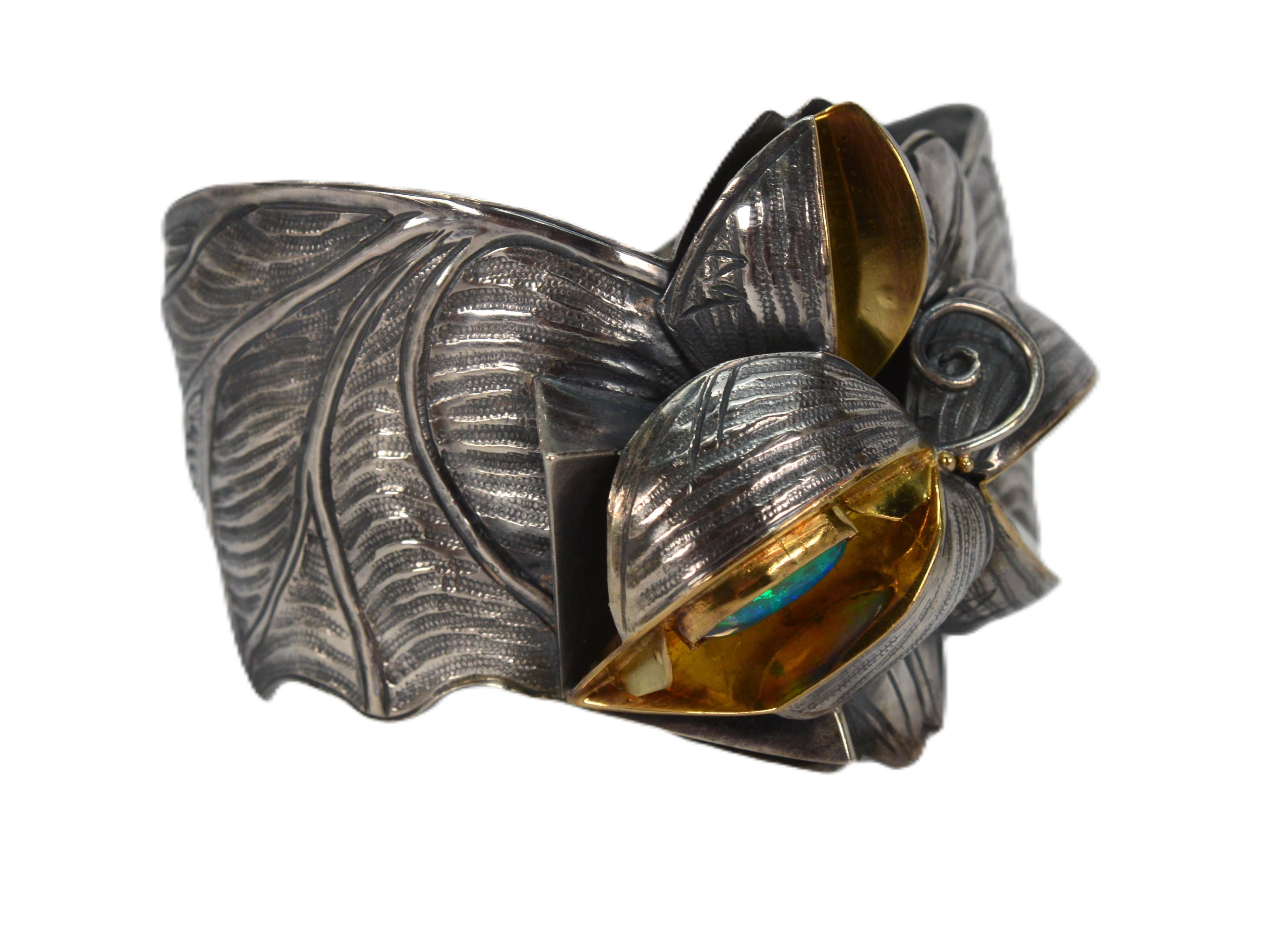 Margaret Barnaby Brazalete de plata de ley y oro de 18 quilates Arte floral en Bueno estado para la venta en Mount Kisco, NY