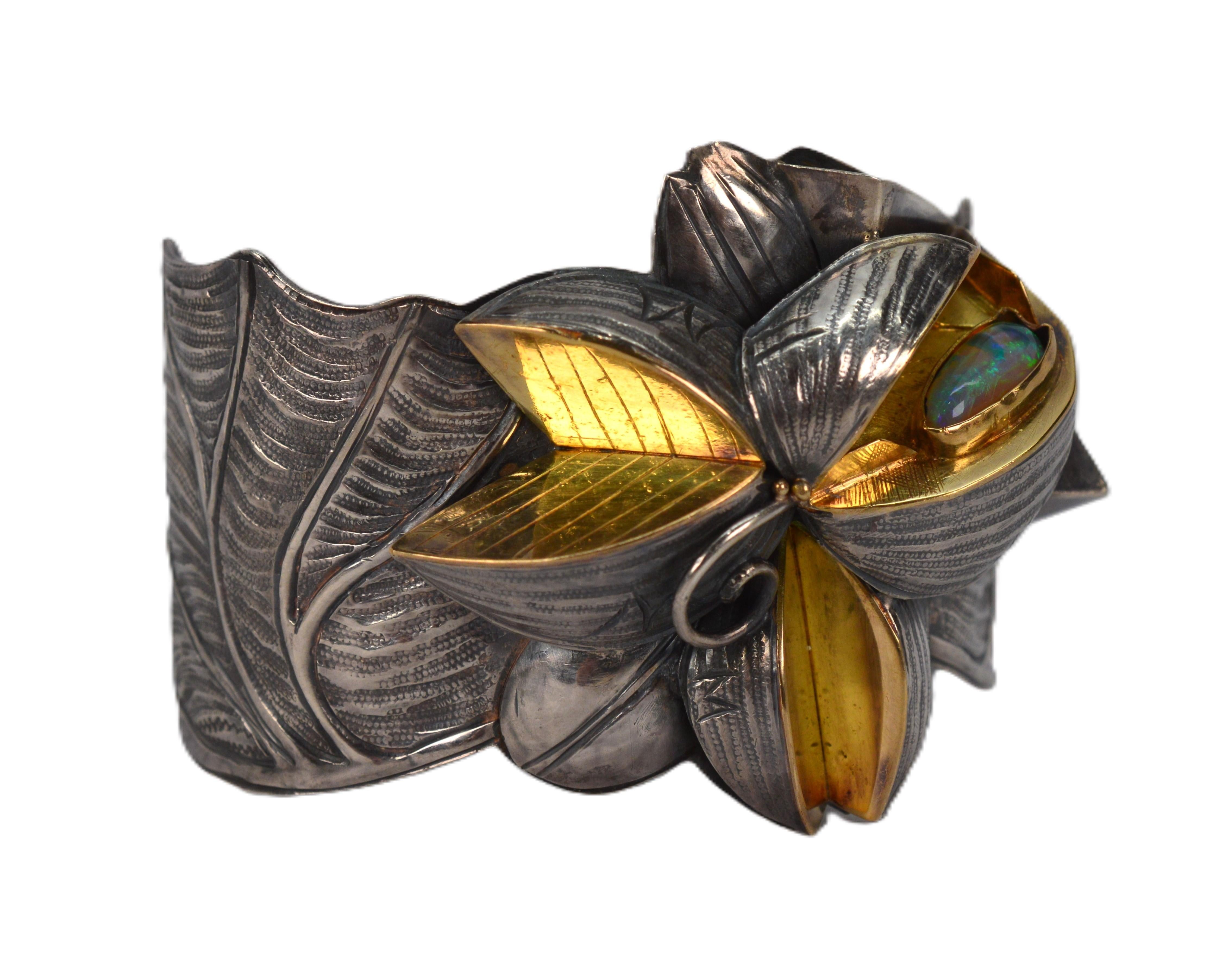 De las mujeres Margaret Barnaby Brazalete de plata de ley y oro de 18 quilates Arte floral en venta