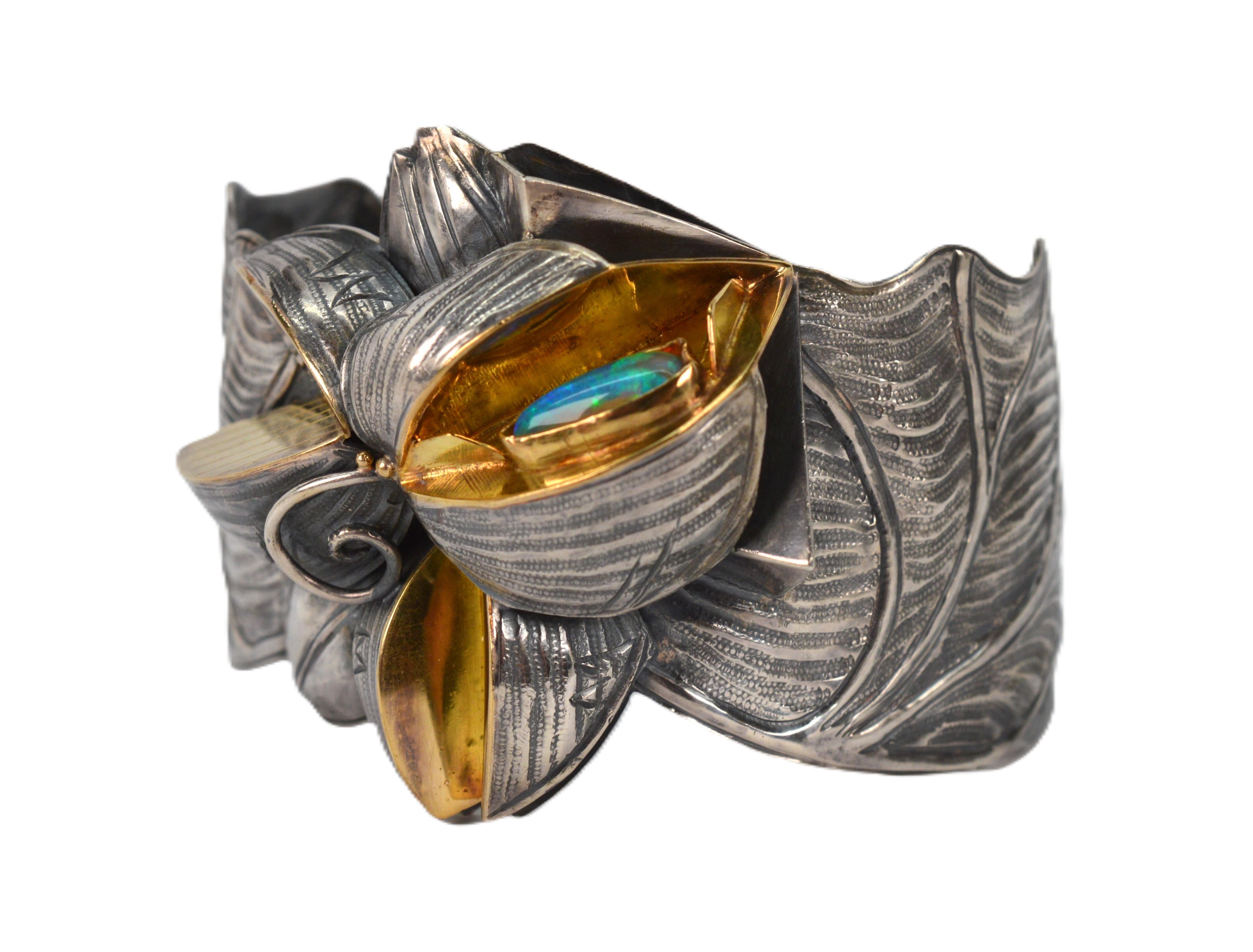 Margaret Barnaby Brazalete de plata de ley y oro de 18 quilates Arte floral en venta 1