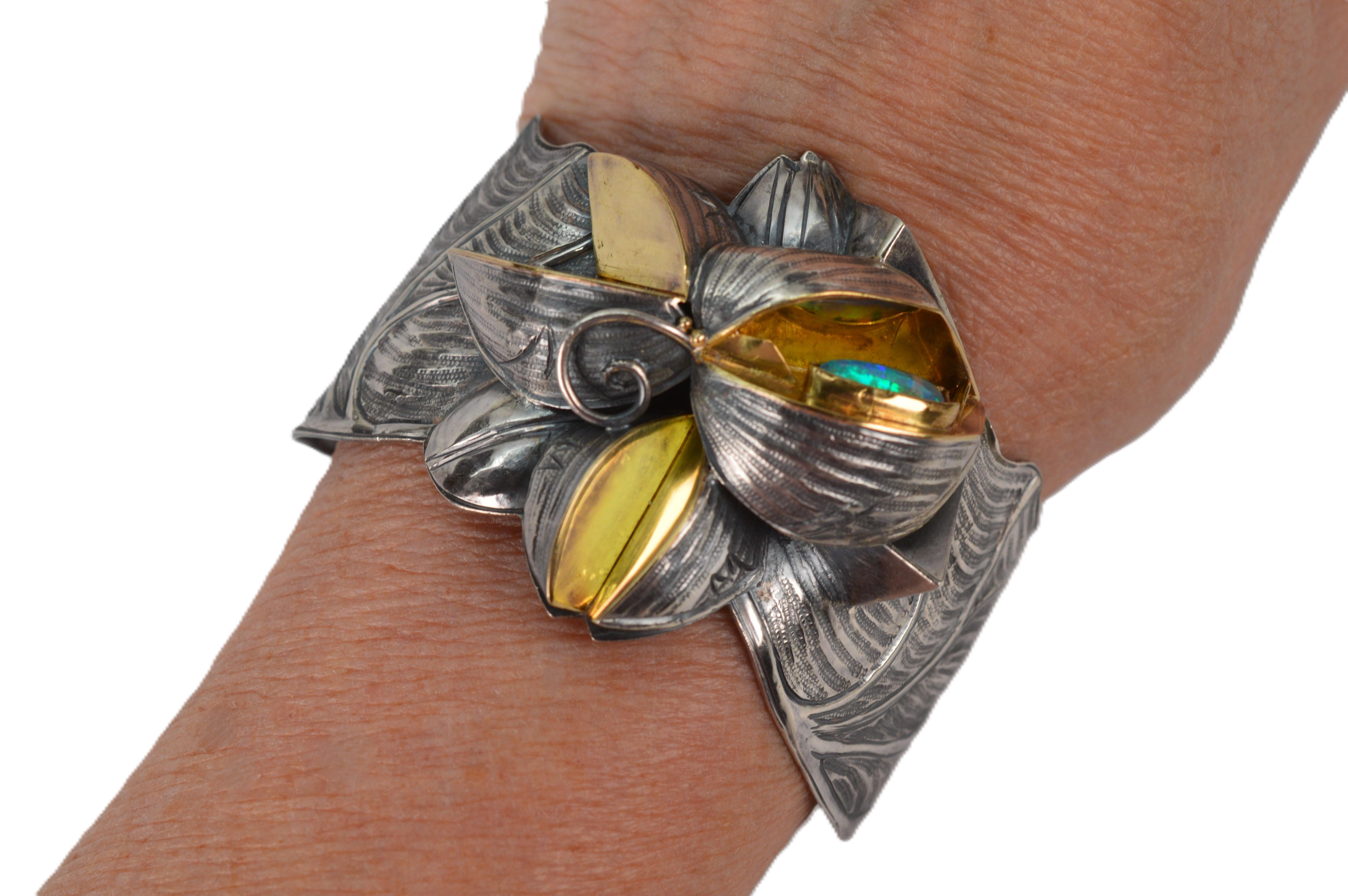 Margaret Barnaby Brazalete de plata de ley y oro de 18 quilates Arte floral en venta 3