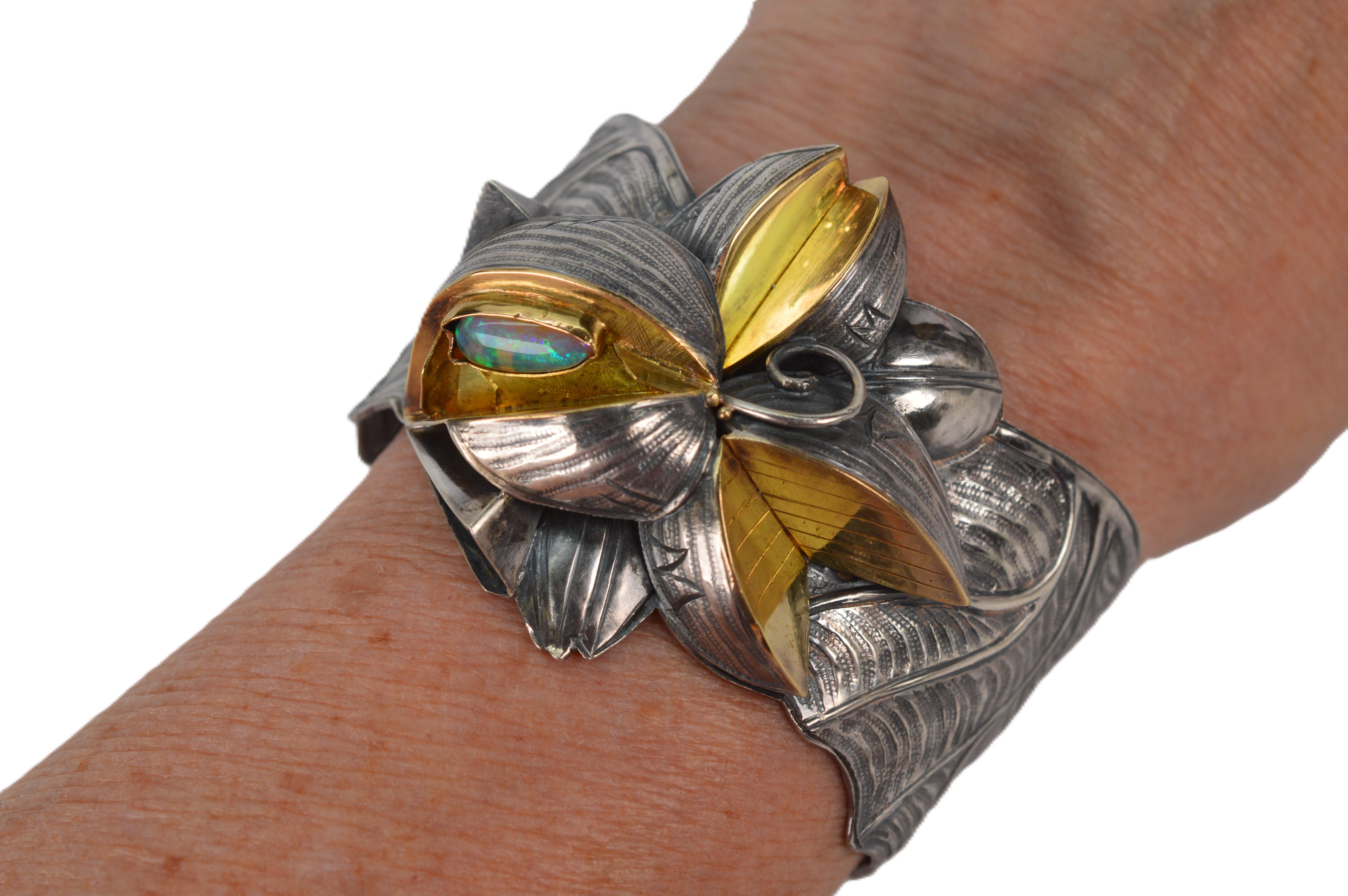 Margaret Barnaby Brazalete de plata de ley y oro de 18 quilates Arte floral en venta 4