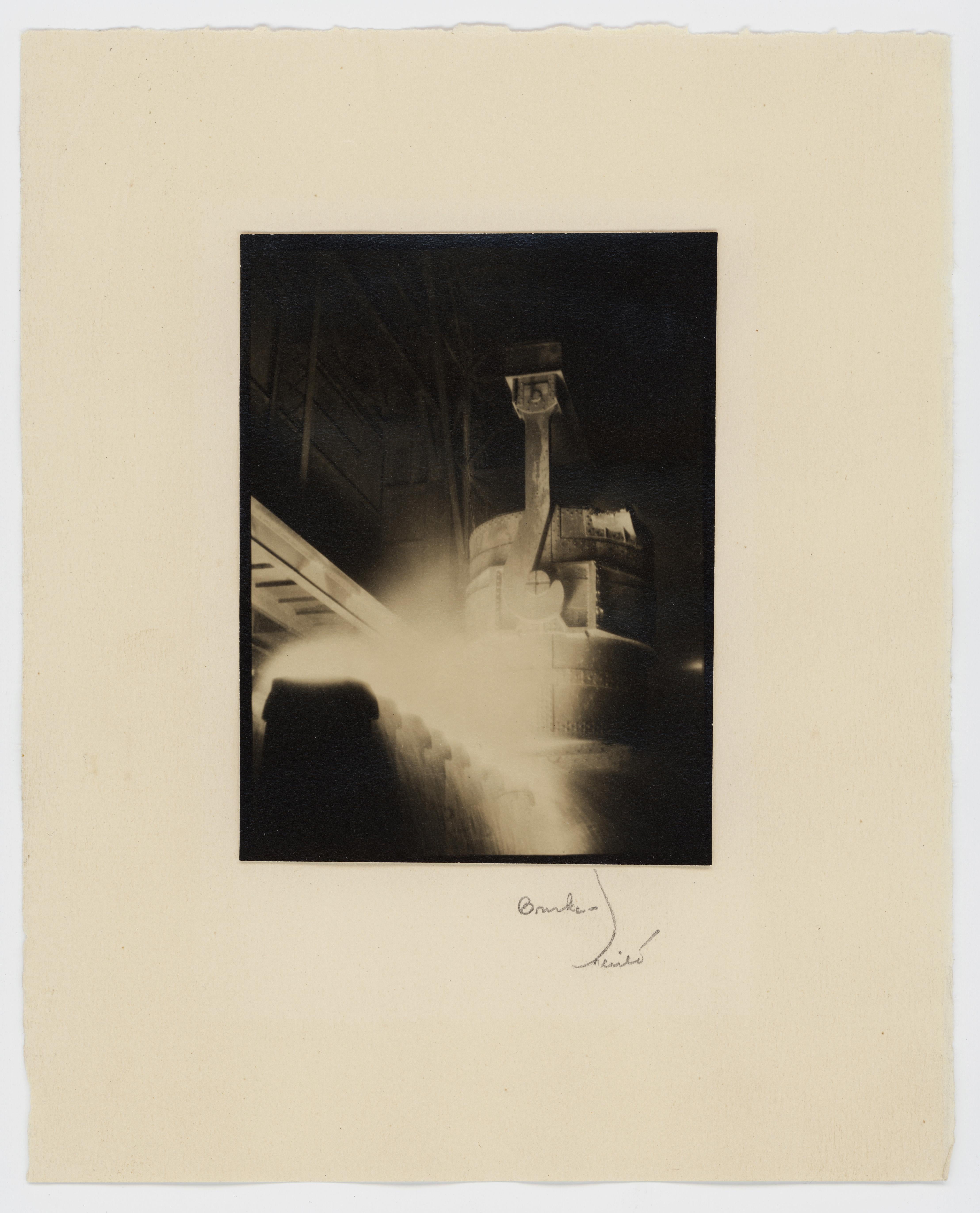 Black and White Photograph de Margaret Bourke-White - Vertido de acero fundido de un cucharón en lingoteras, Otis Steel, Cleveland