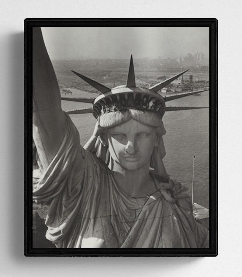 Diese gerahmte Reproduktion der Freiheitsstatue, die 1952 von Margaret Bourke-White fotografiert wurde, hält das Monument in ihrem unverwechselbaren dokumentarischen Stil fest. Bourke-Whites Arbeiten beleuchteten oft ikonische Wahrzeichen und