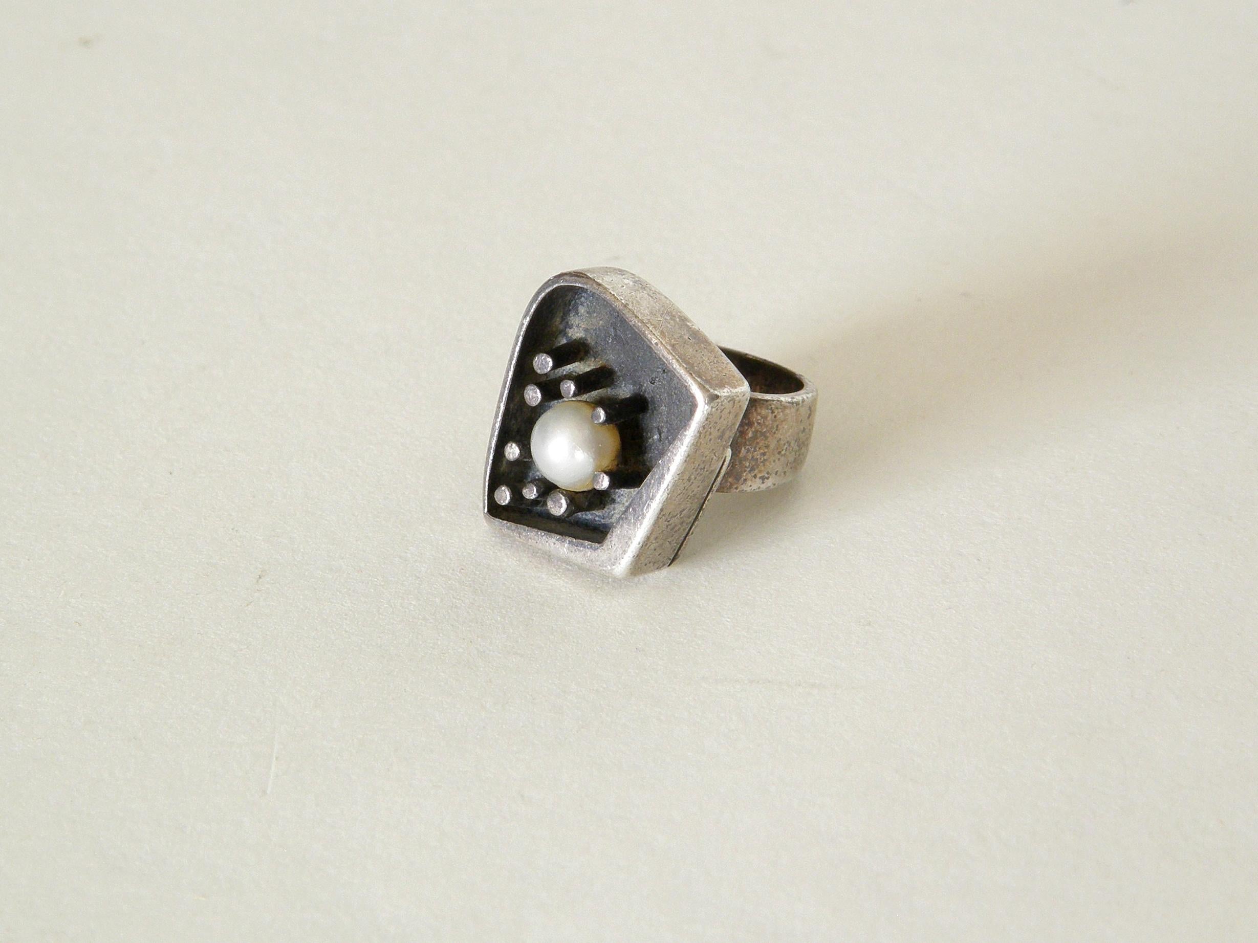 Margaret De Patta Modernist Sterling Silver Ring with Pearl In Good Condition For Sale In Chicago, IL