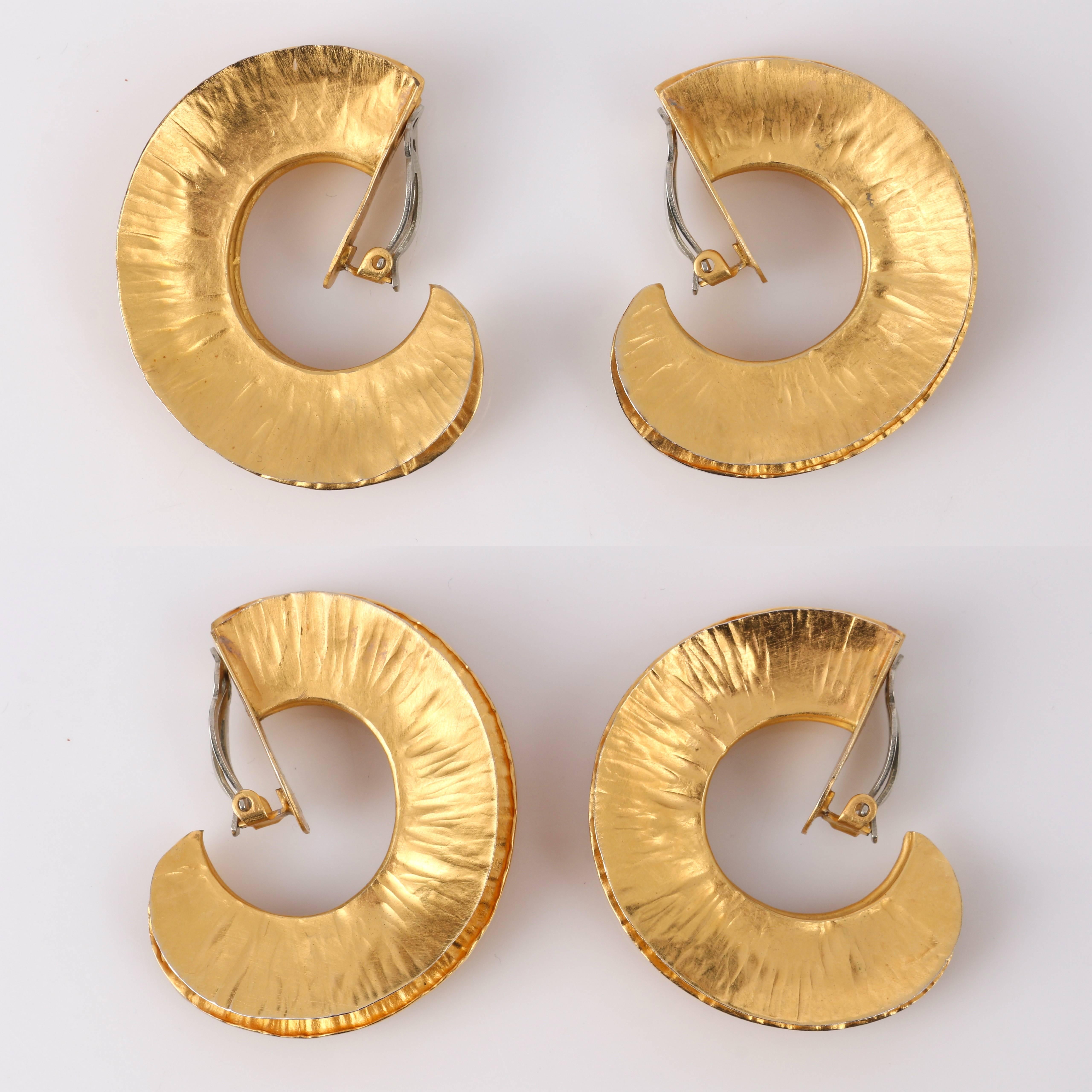 MARGARET ELLIS c.1991 Handcrafted Bronze Textured Large Hoop Clip On Earrings In Good Condition In Thiensville, WI