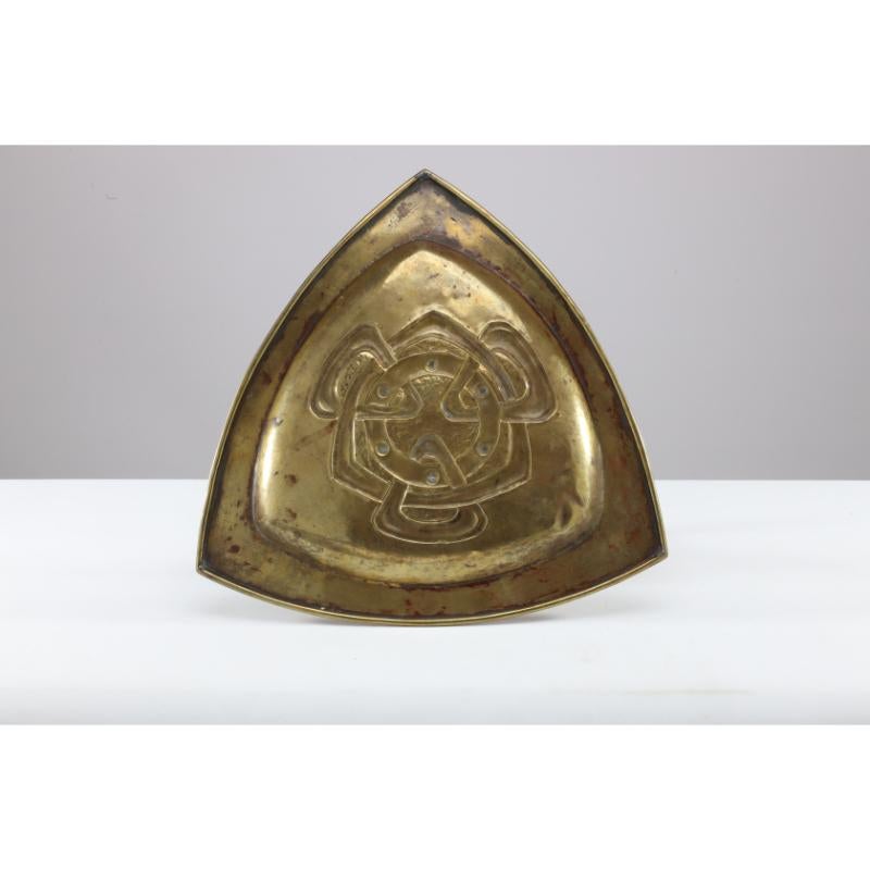 Margaret Gilmour Arts & Crafts Glasgow School brass Celtic Interlaced Pin Tray In Good Condition For Sale In London, GB