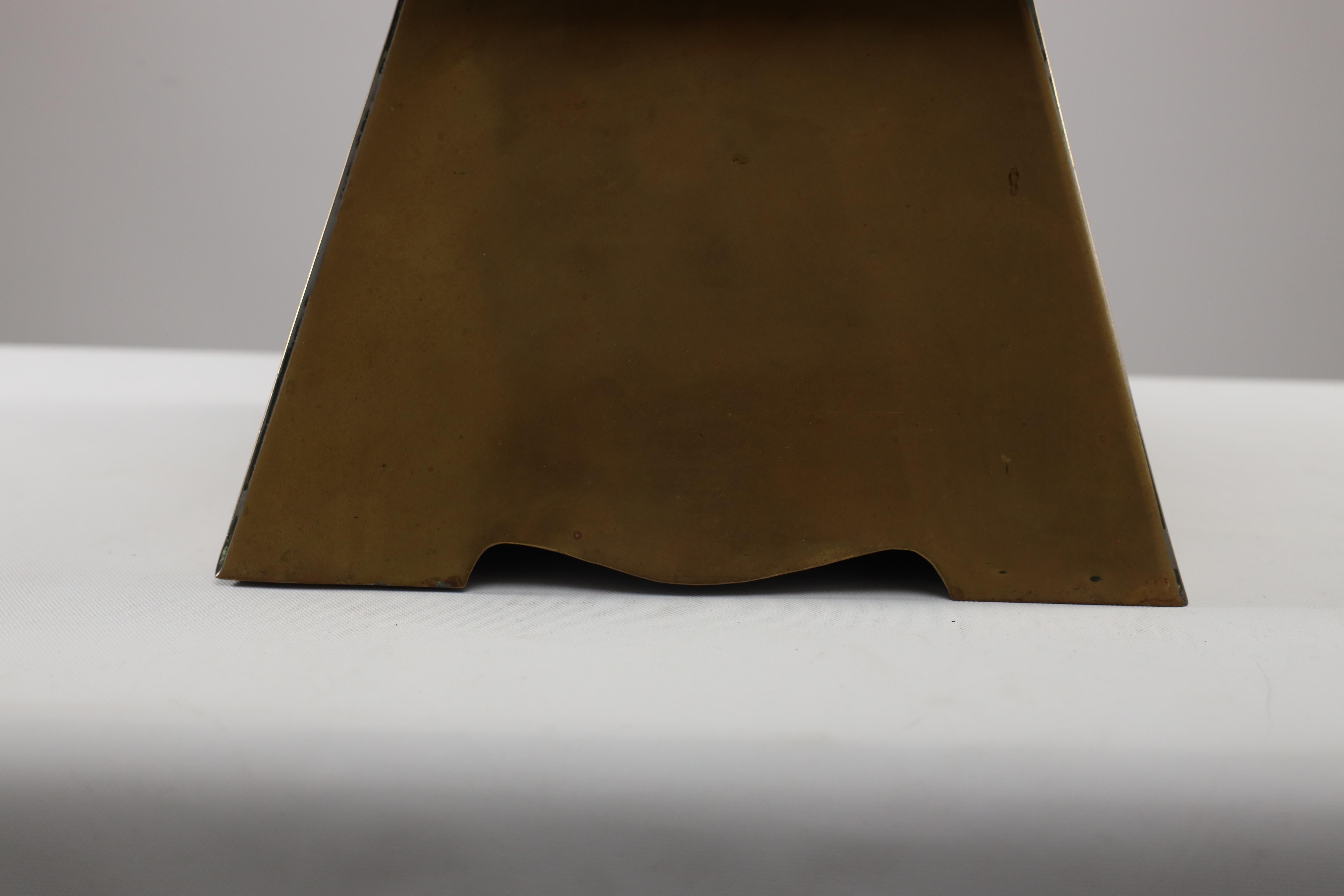 Margaret Gilmour attr. Messing-Pflanzgefäß im Arts & Craft-Stil, das eine Galeone darstellt im Angebot 3