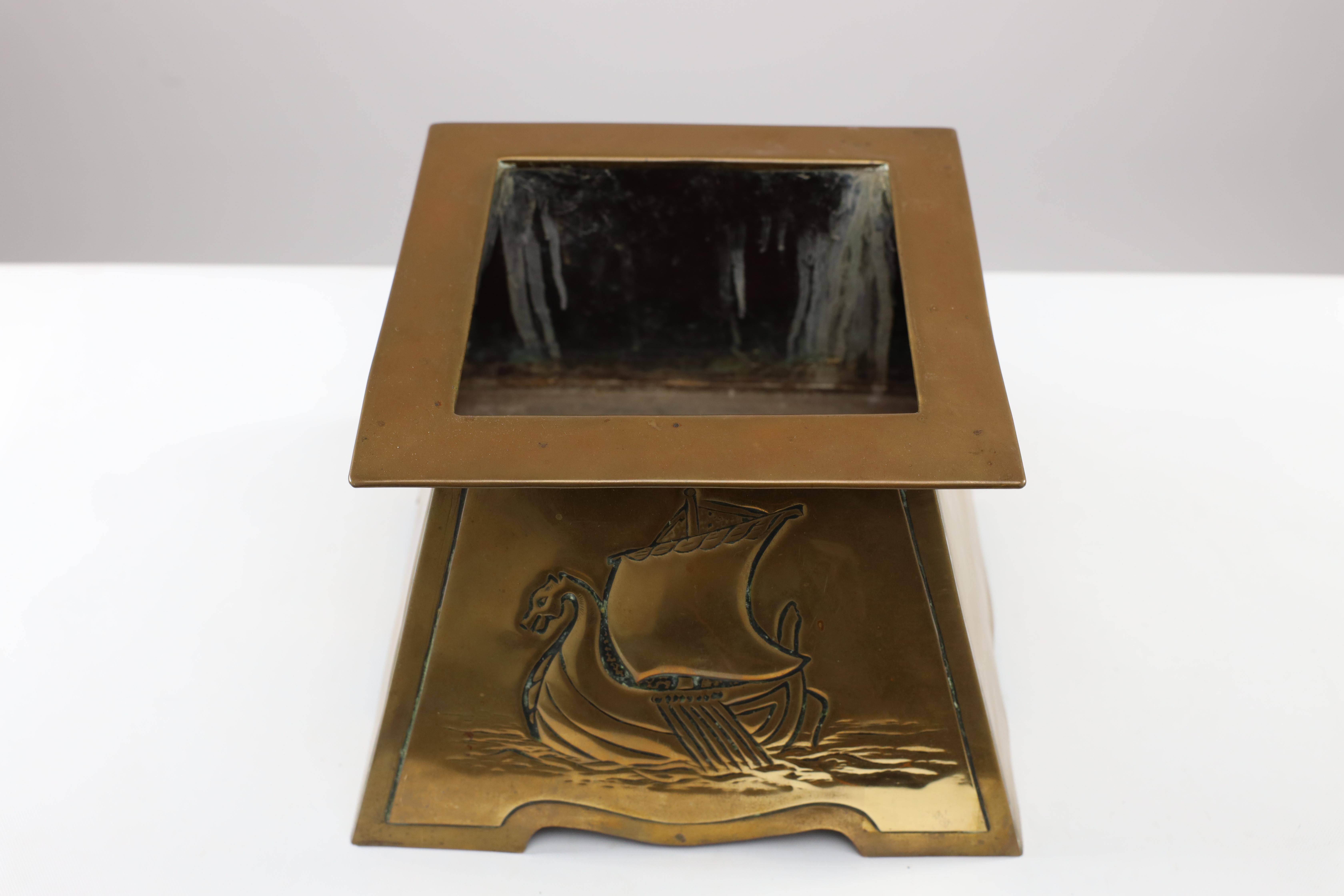 Margaret Gilmour attr. Messing-Pflanzgefäß im Arts & Craft-Stil, das eine Galeone darstellt im Angebot 5