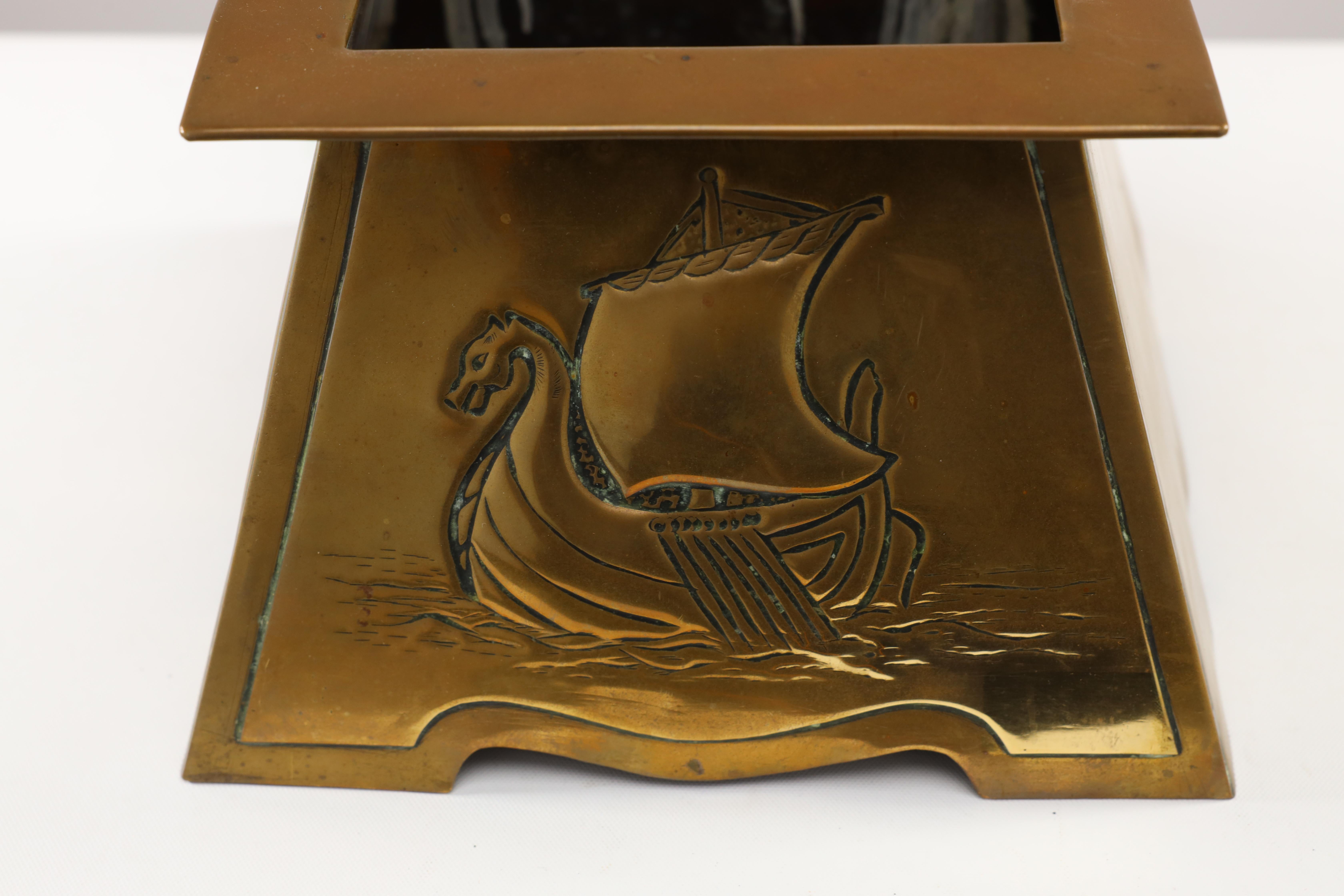 Margaret Gilmour attr. Messing-Pflanzgefäß im Arts & Craft-Stil, das eine Galeone darstellt im Angebot 6