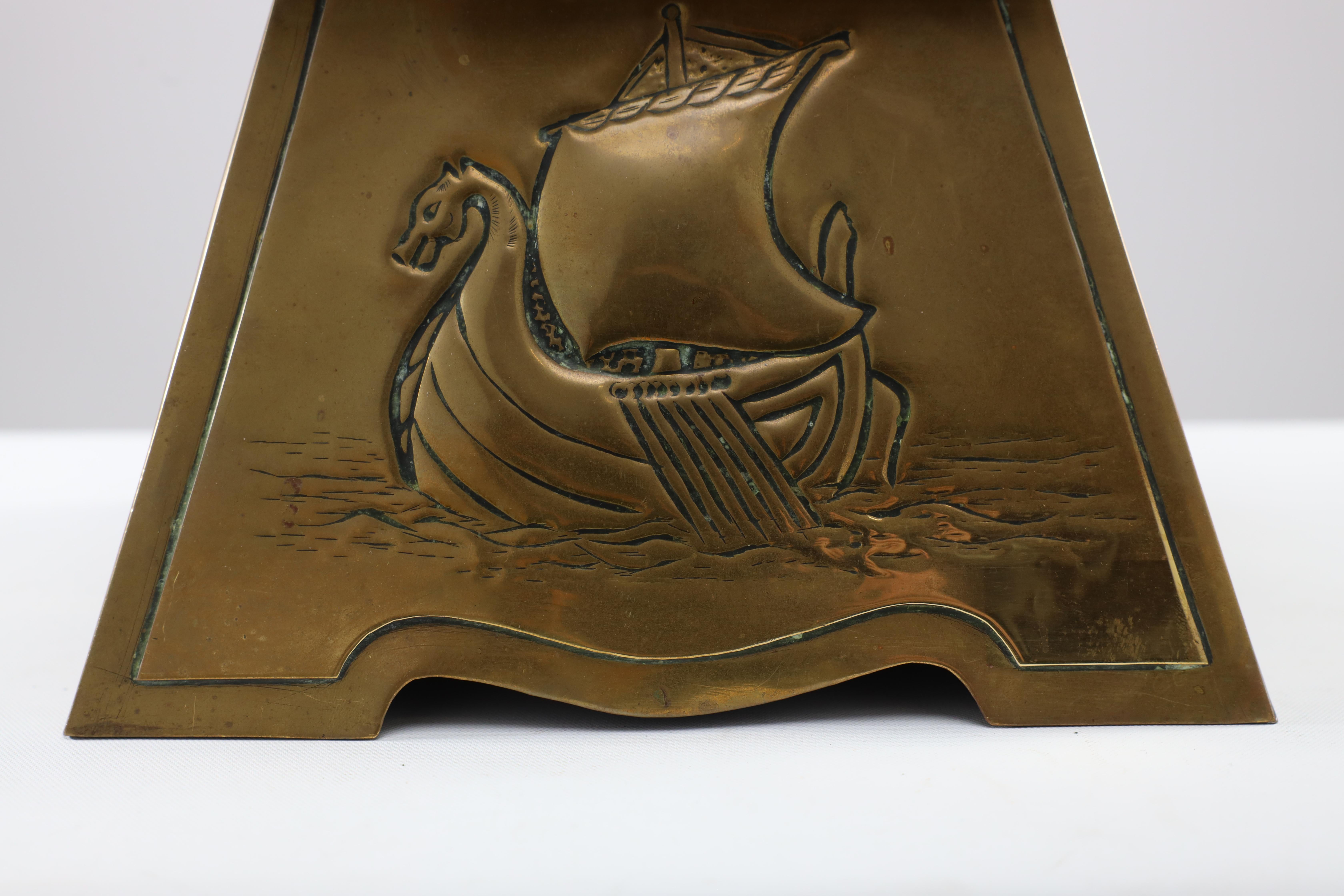 Margaret Gilmour attr. Messing-Pflanzgefäß im Arts & Craft-Stil, das eine Galeone darstellt im Angebot 9