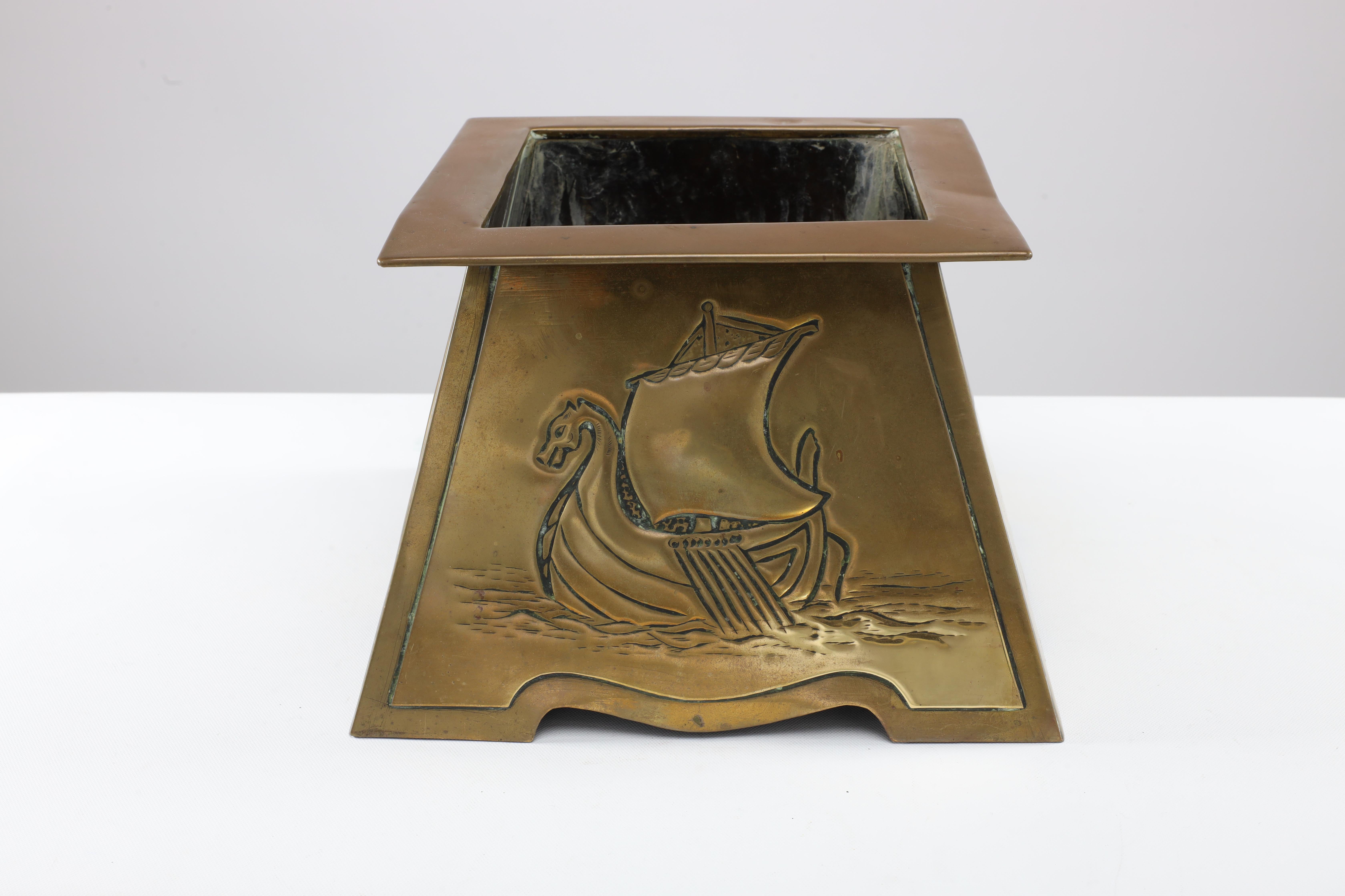Margaret Gilmour attr. Messing-Pflanzgefäß im Arts & Craft-Stil, das eine Galeone darstellt im Zustand „Gut“ im Angebot in London, GB