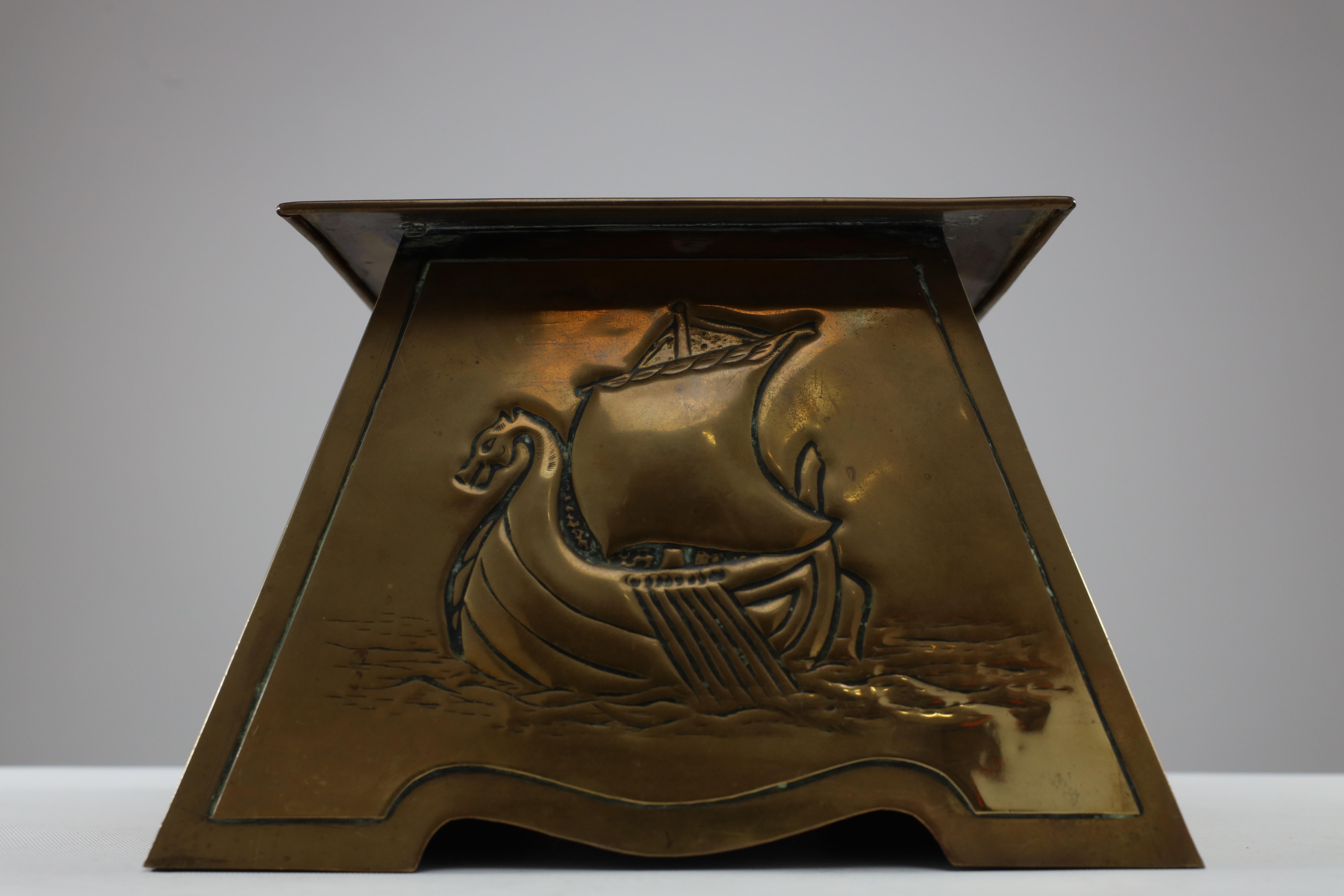 Margaret Gilmour attr. Messing-Pflanzgefäß im Arts & Craft-Stil, das eine Galeone darstellt (Frühes 20. Jahrhundert) im Angebot