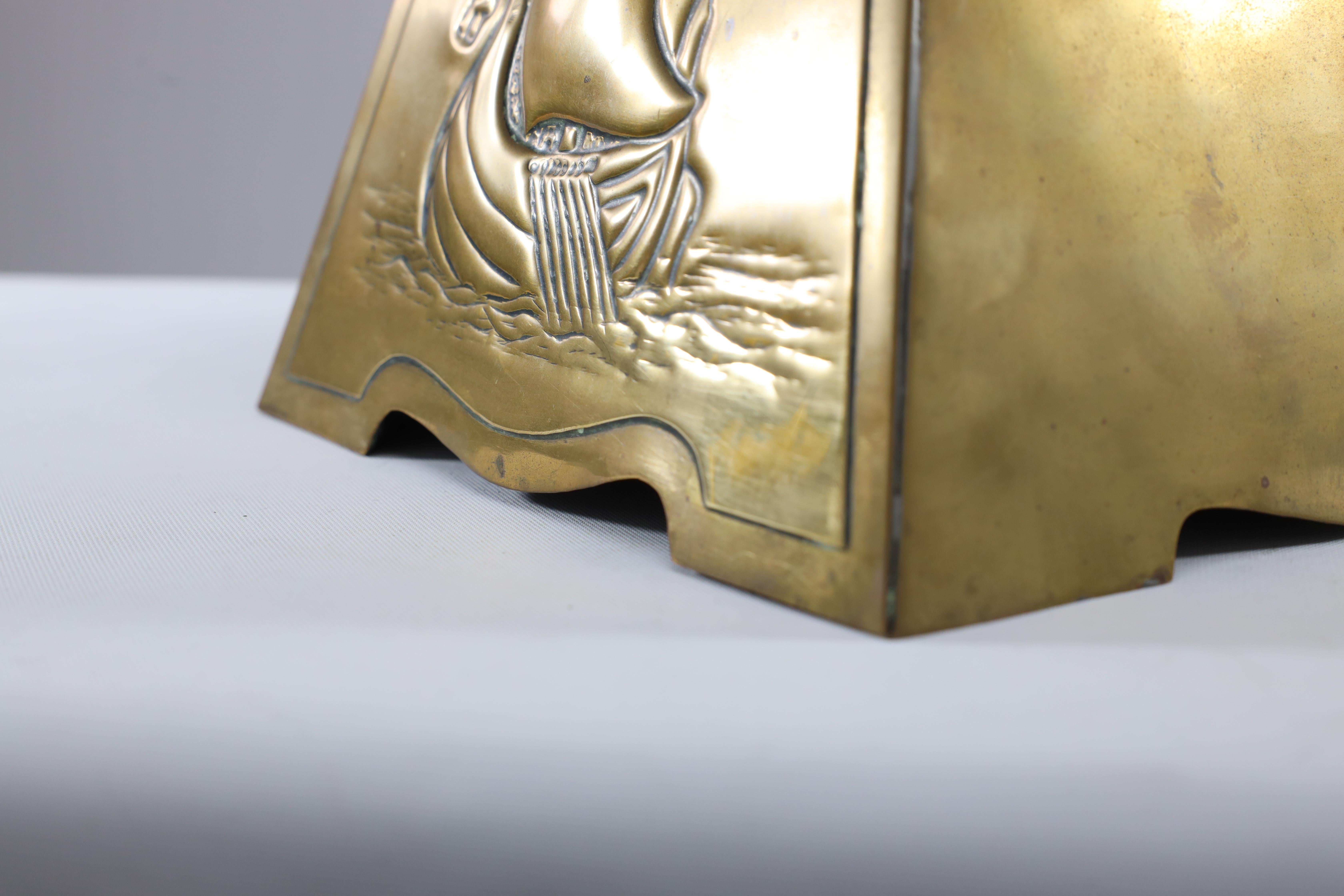 Margaret Gilmour attr. Messing-Pflanzgefäß im Arts & Craft-Stil, das eine Galeone darstellt im Angebot 1