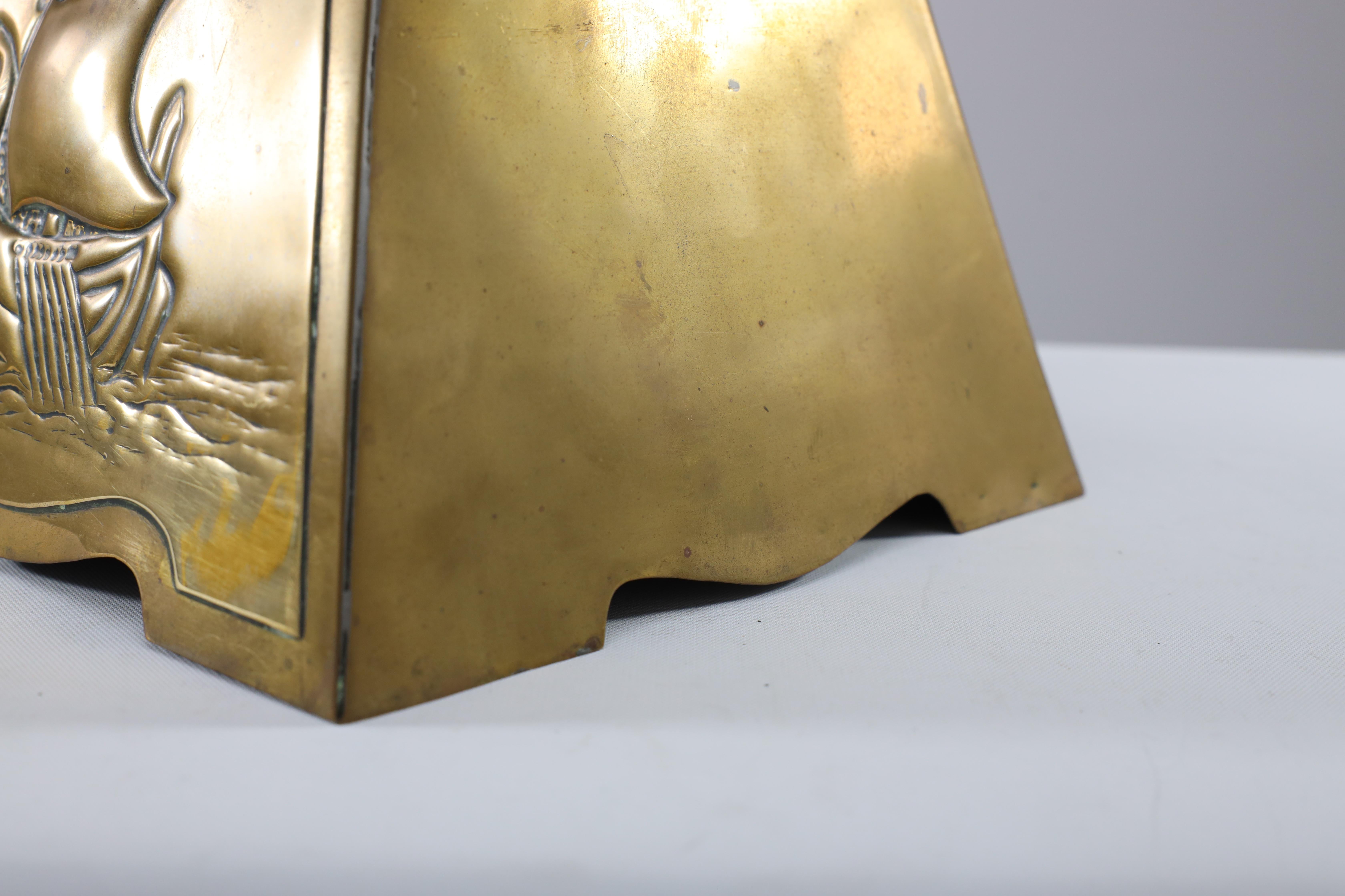 Margaret Gilmour attr. Messing-Pflanzgefäß im Arts & Craft-Stil, das eine Galeone darstellt im Angebot 2