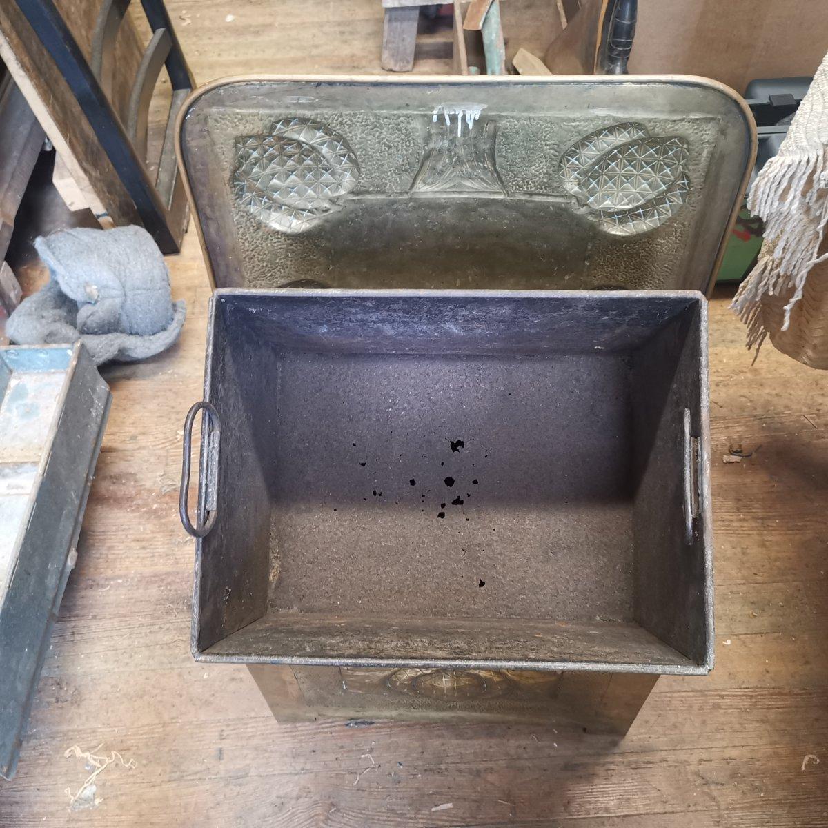 Boîte à charbon écossaise en laiton attribuée à Margaret Gilmour Arts & Crafts avec détails en chardon en vente 2