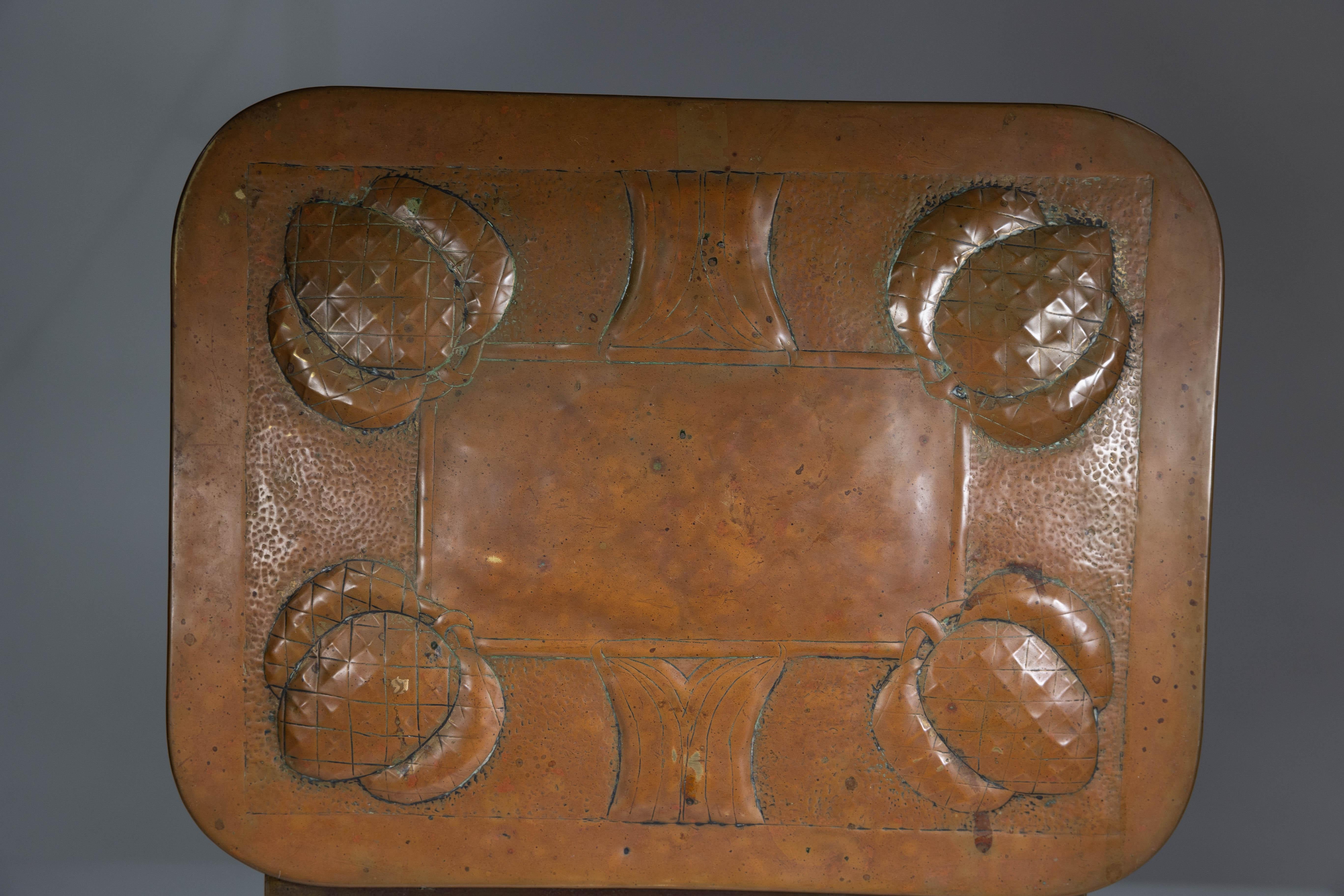 Escuela Margaret Gilmour. Caja para carbón Arts & Crafts escocesa con detalle de cardo en venta 2
