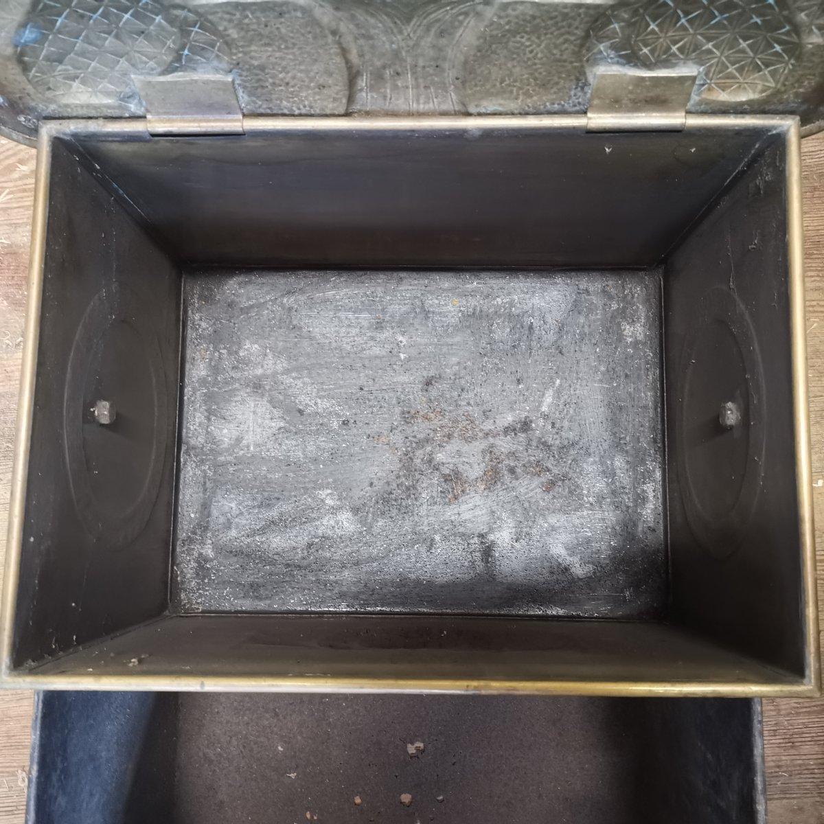 Boîte à charbon écossaise en laiton attribuée à Margaret Gilmour Arts & Crafts avec détails en chardon en vente 3