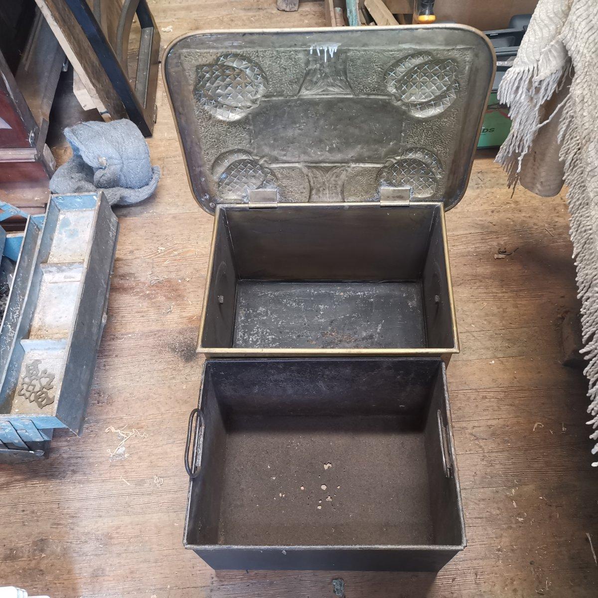 Boîte à charbon écossaise en laiton attribuée à Margaret Gilmour Arts & Crafts avec détails en chardon en vente 4