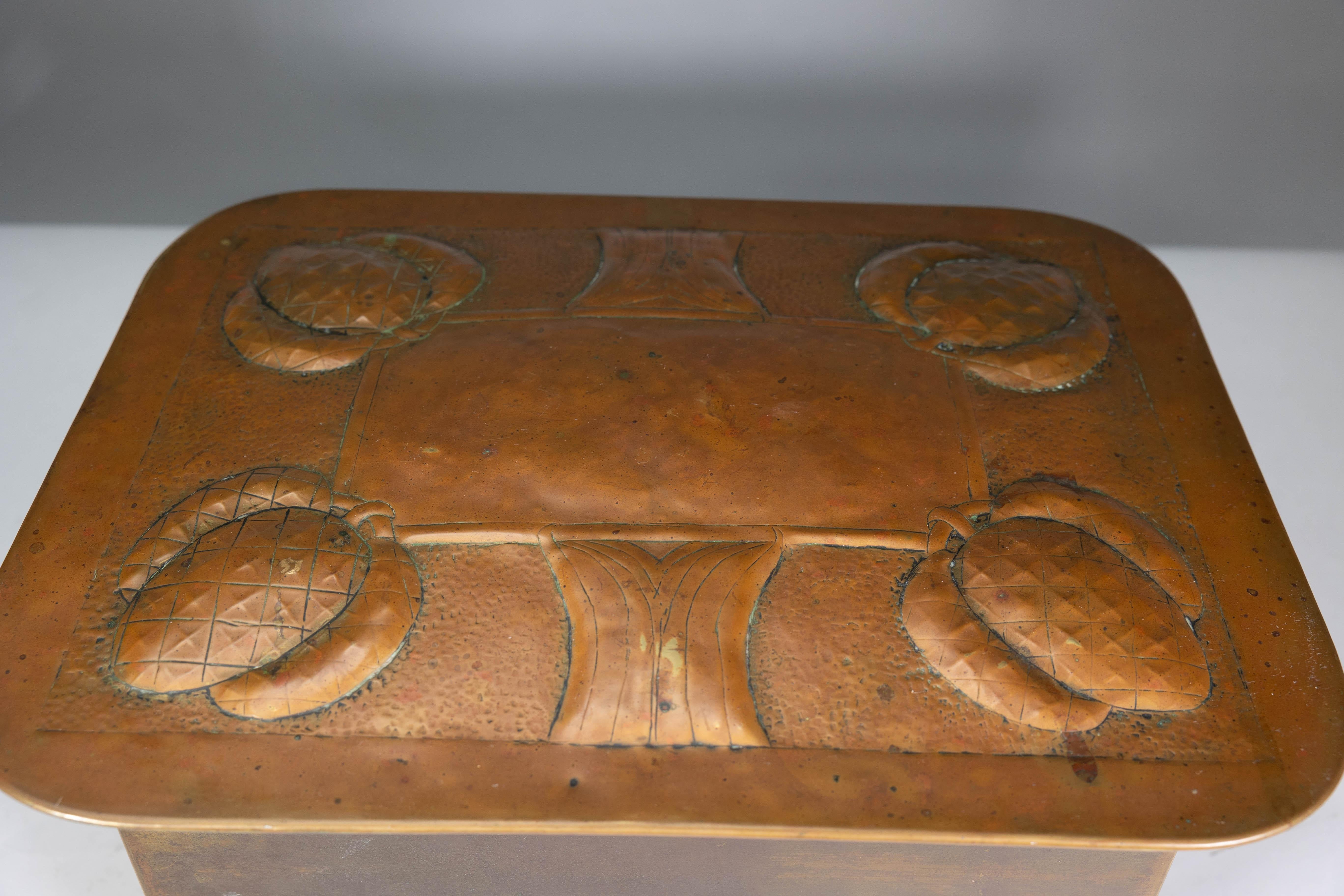 Escuela Margaret Gilmour. Caja para carbón Arts & Crafts escocesa con detalle de cardo en venta 6