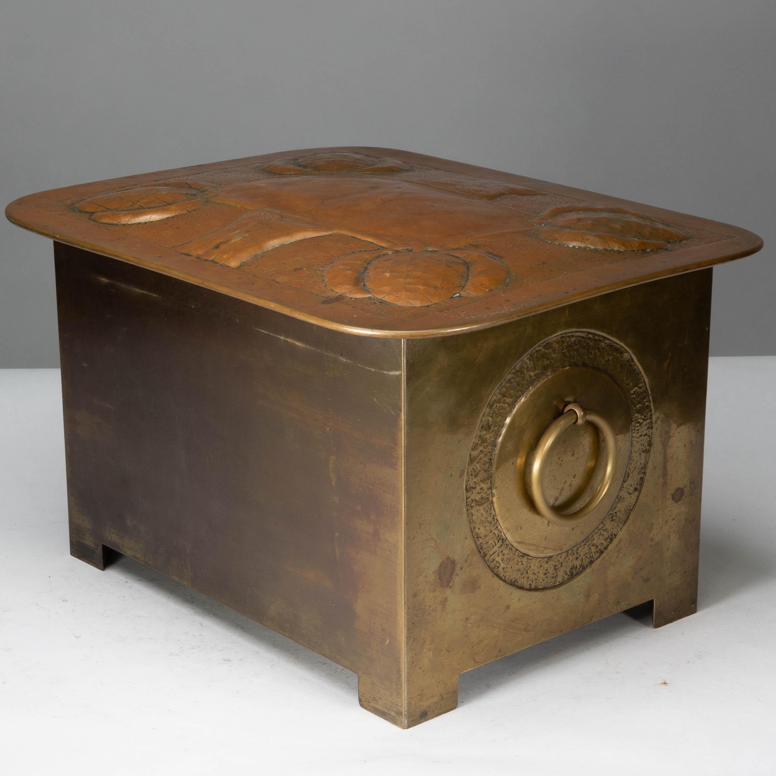 Escuela Margaret Gilmour. Caja para carbón Arts & Crafts escocesa con detalle de cardo en venta 7