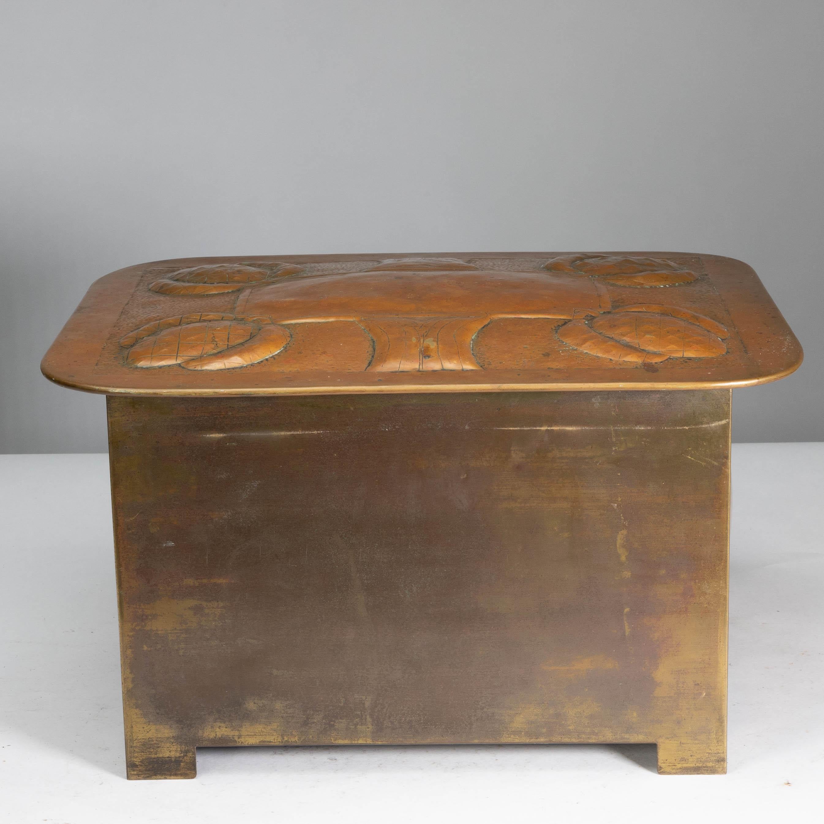 Escuela Margaret Gilmour. Caja para carbón Arts & Crafts escocesa con detalle de cardo en venta 8